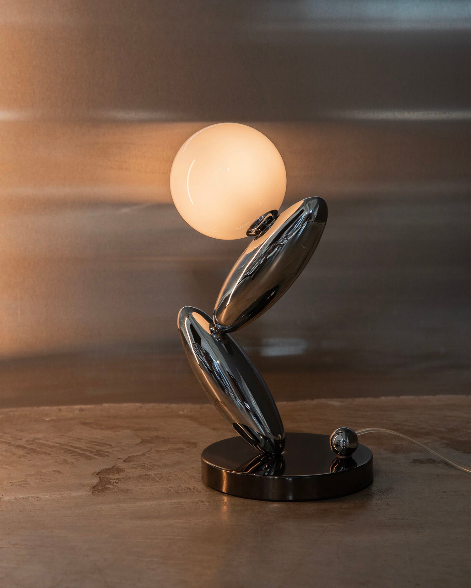 Lampada da tavolo in metallo Resonance