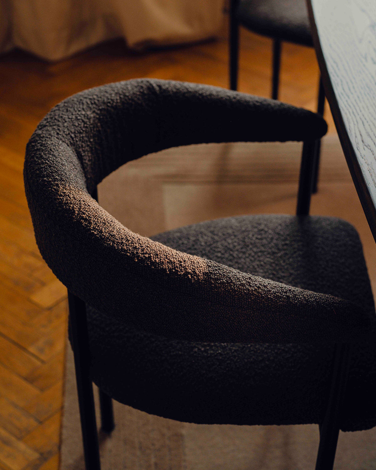 Sedia con braccioli in bouclé Lea