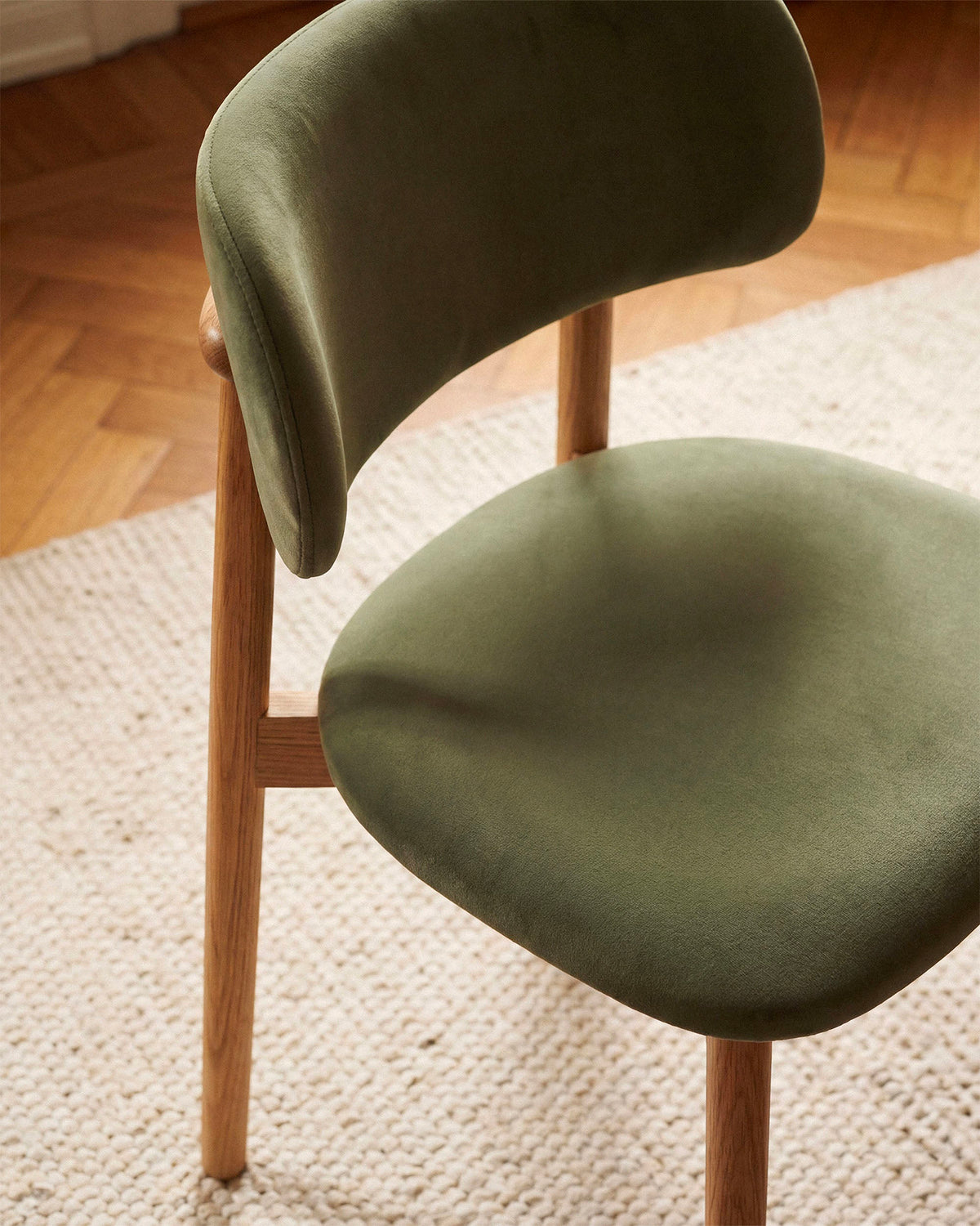 Sedia imbottita in velluto e legno Evan