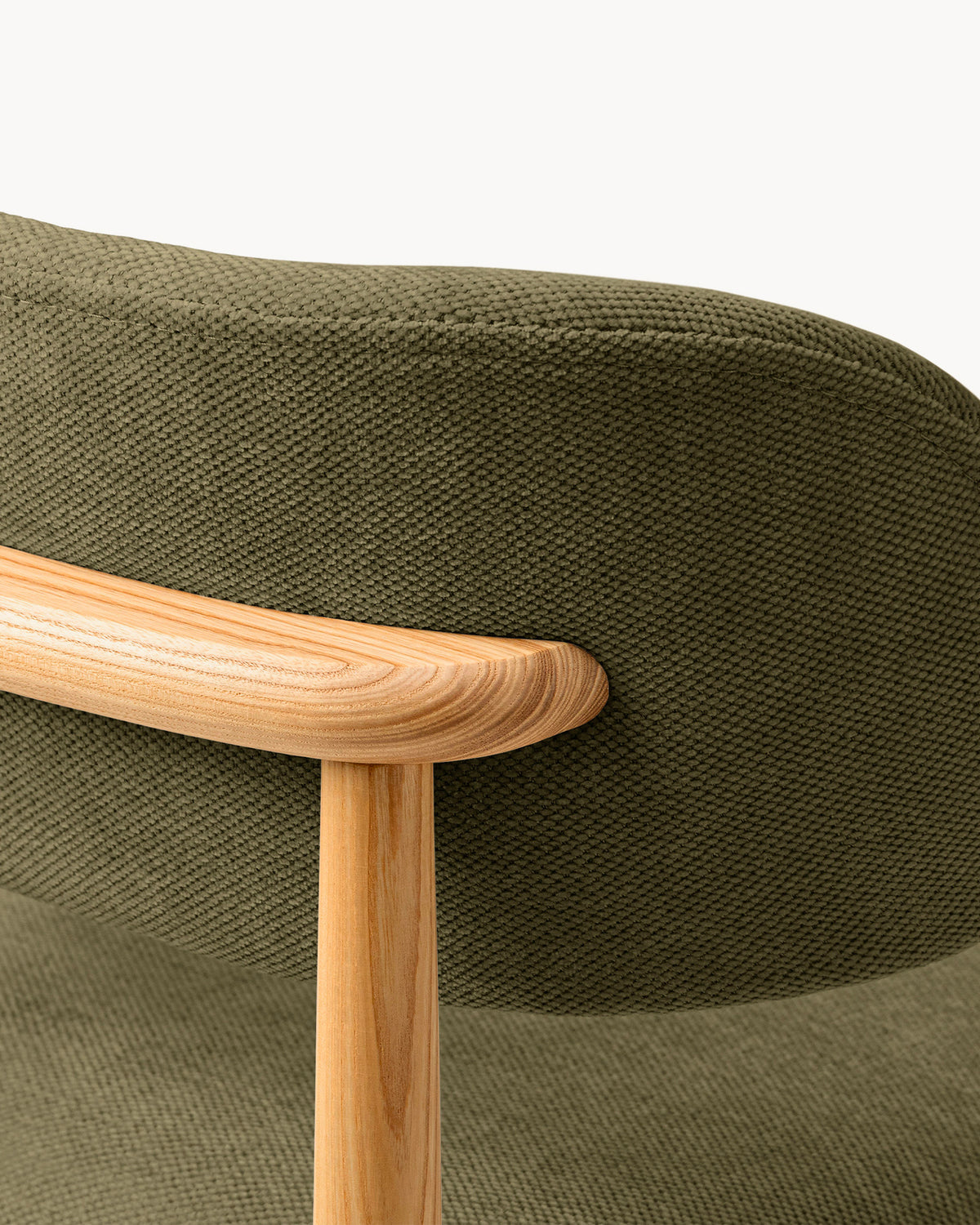 Sedia imbottita in chenille e legno Evan