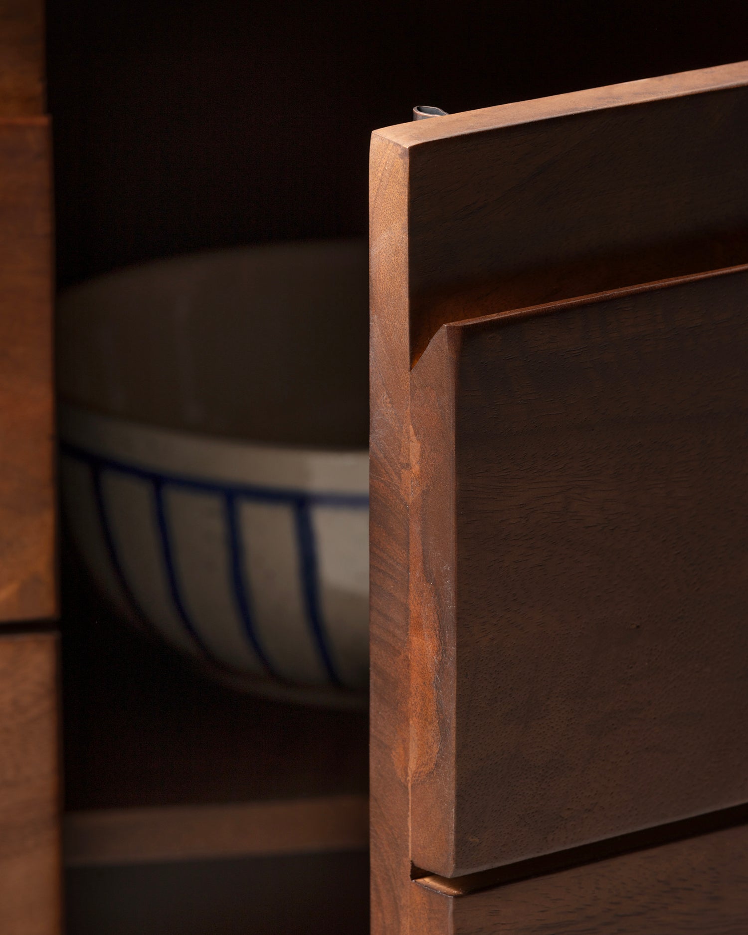 Credenza alta in legno di mango Trisha