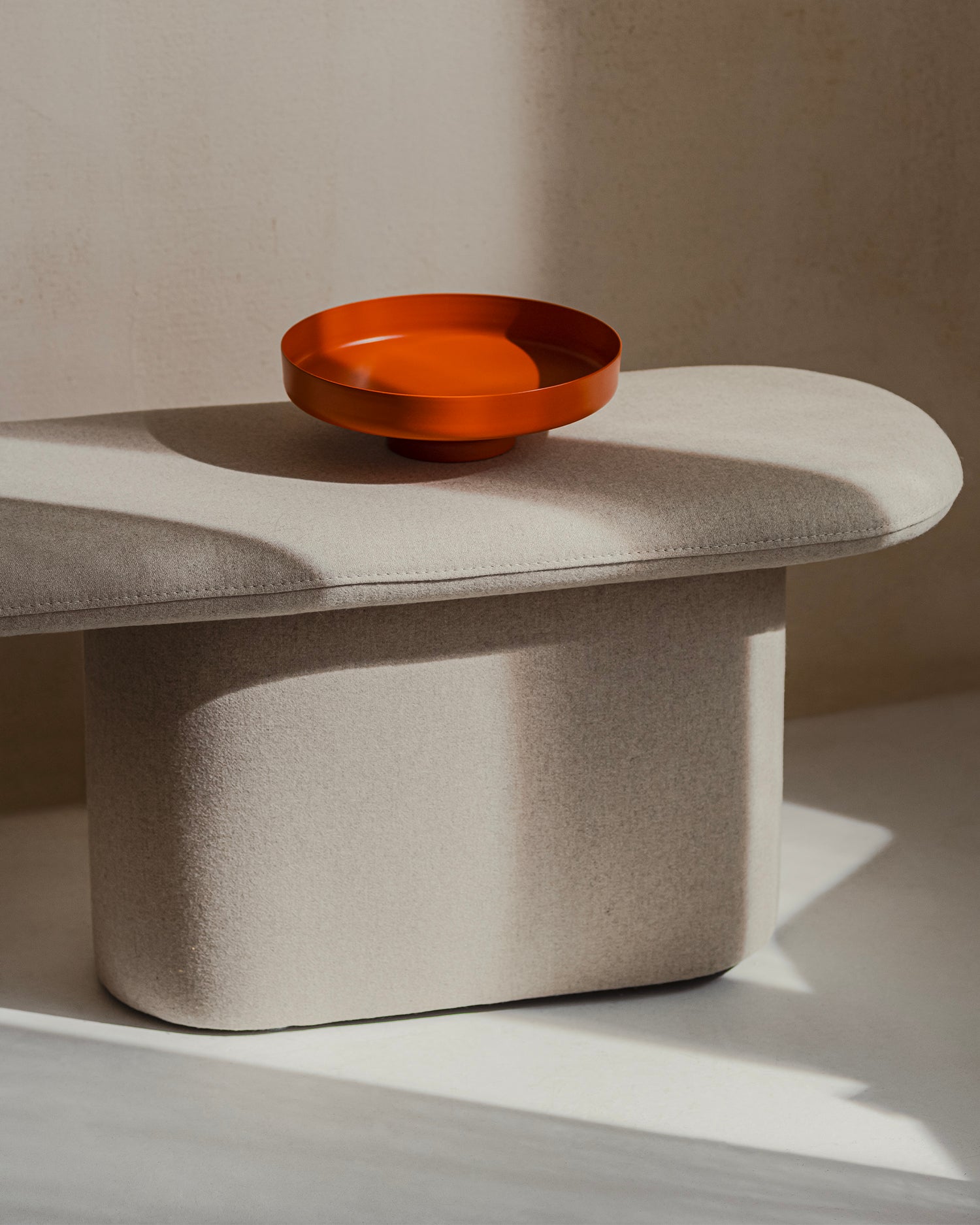 Panca imbottita fatta a mano Rull, beige