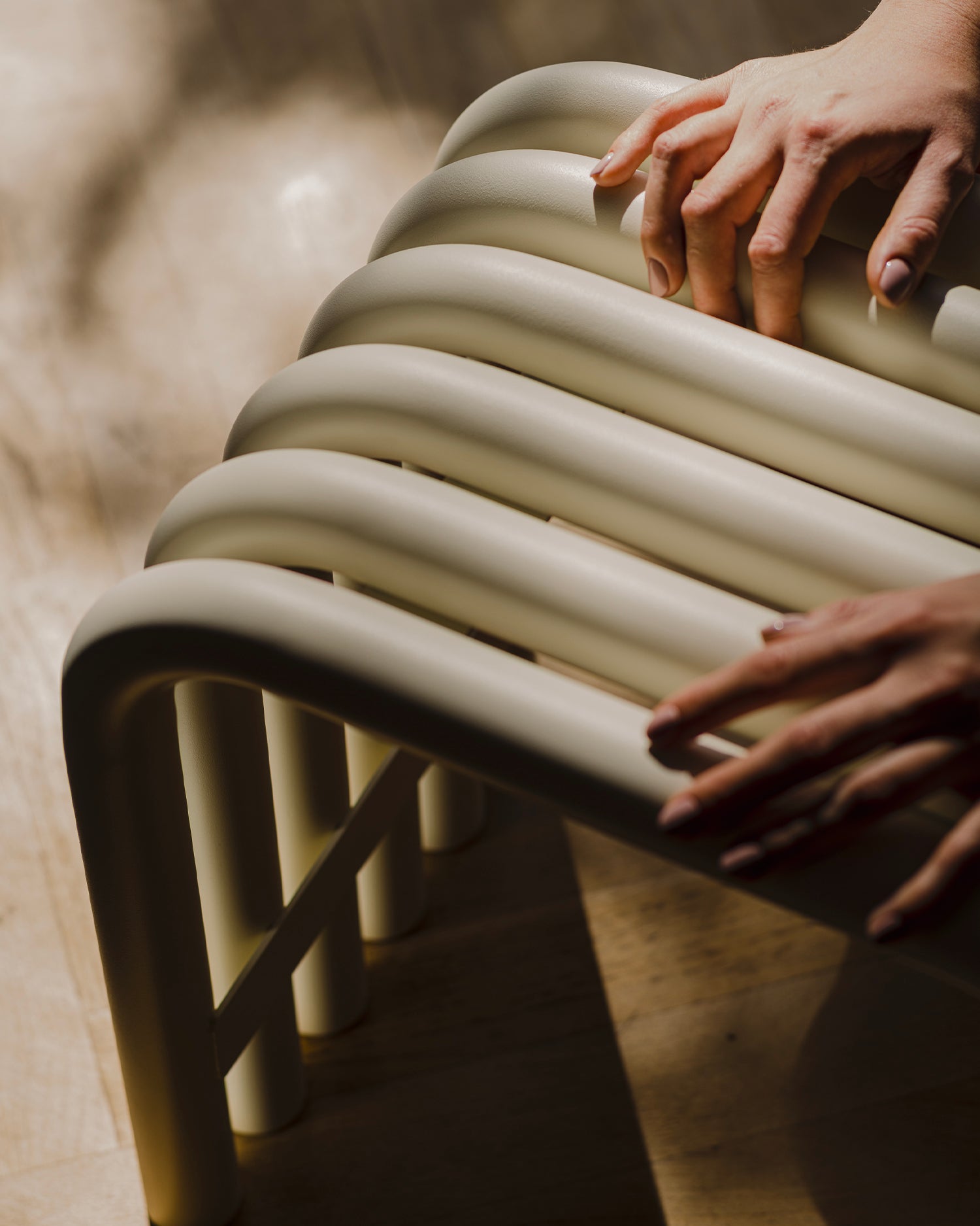 Sgabello in acciaio Nook, beige