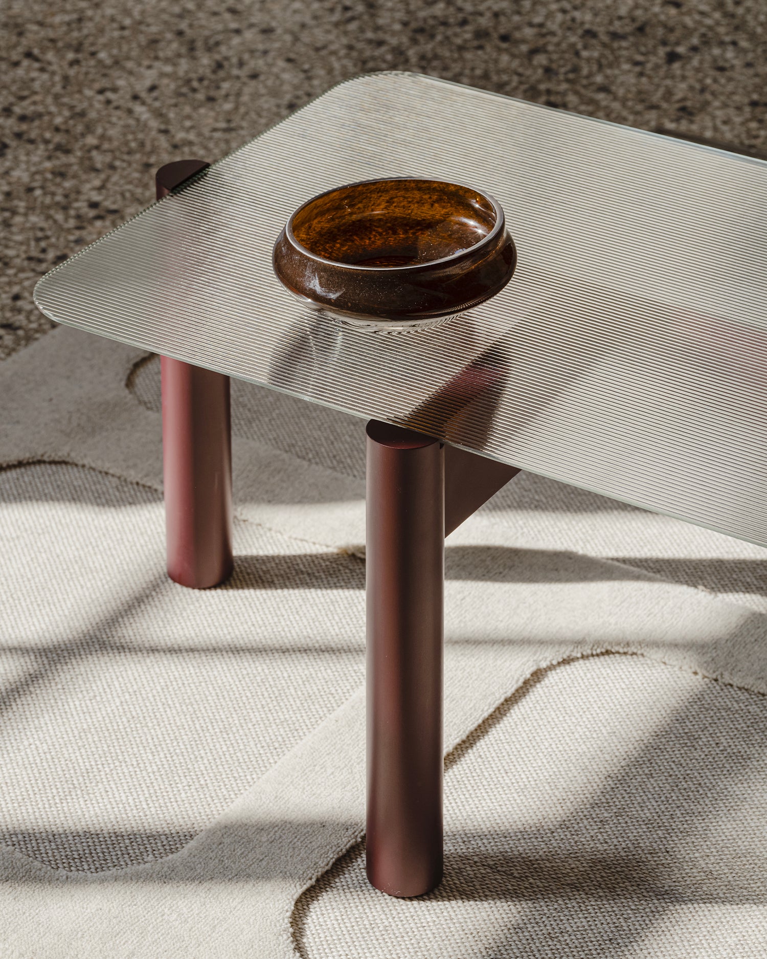 Tavolino da salotto in legno e vetro scanalato Kob, burgundy