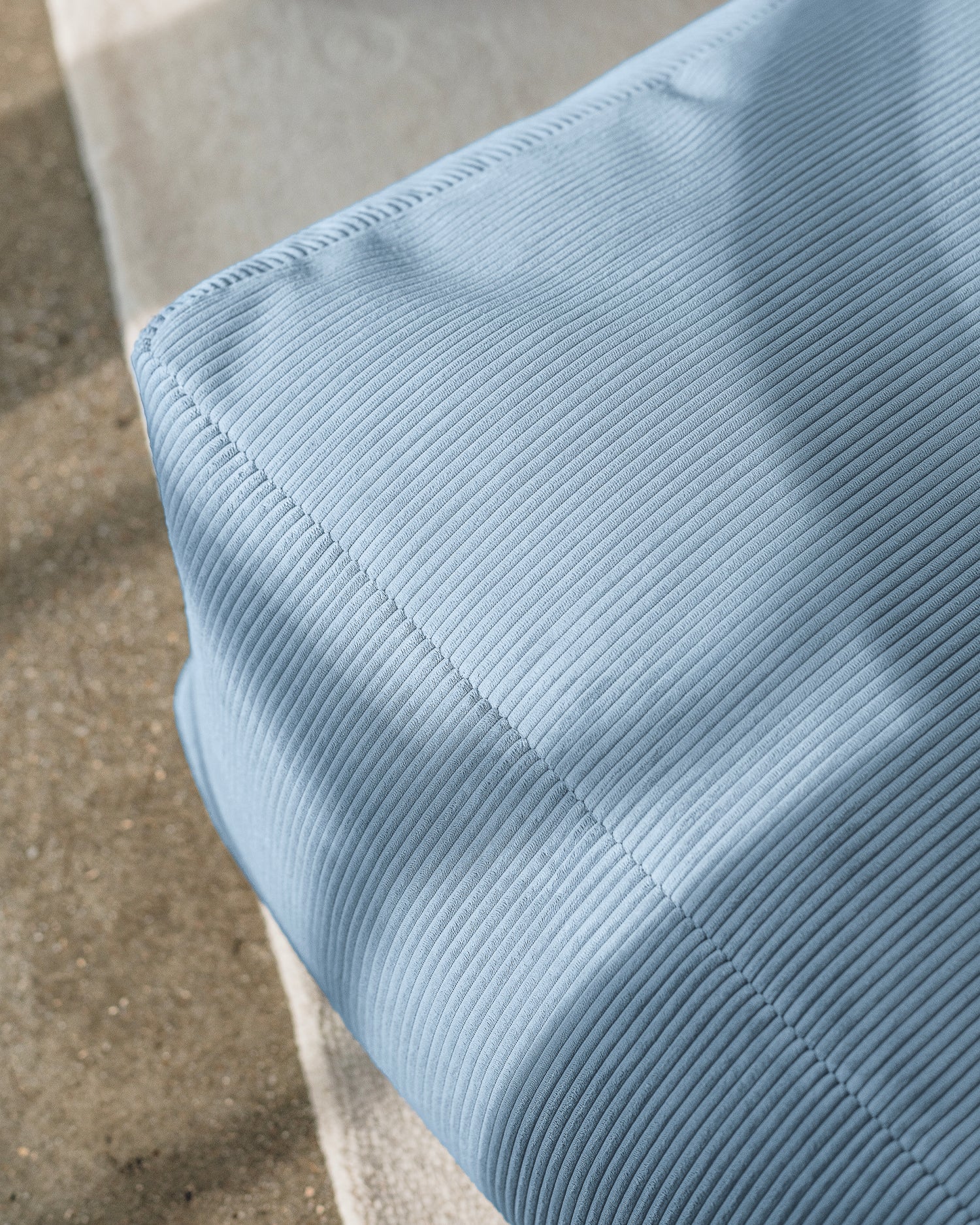 Pouf morbido in velluto a coste Keno