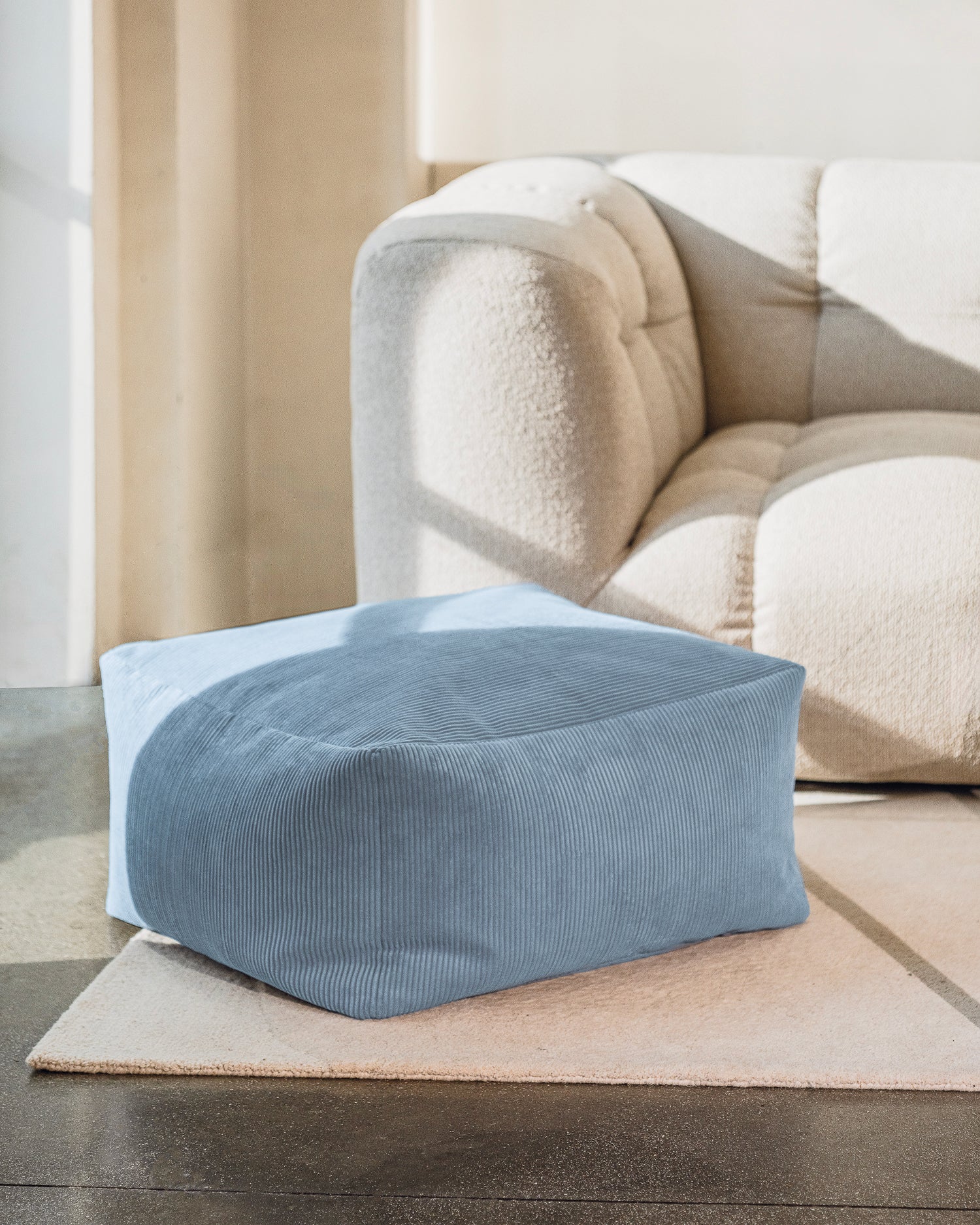 Pouf morbido in velluto a coste Keno