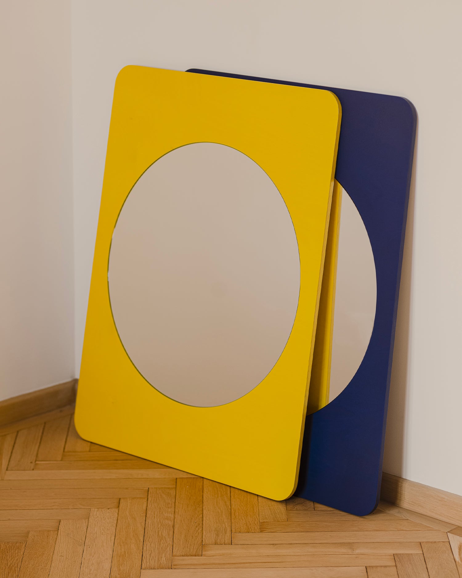 Specchio in legno Aku