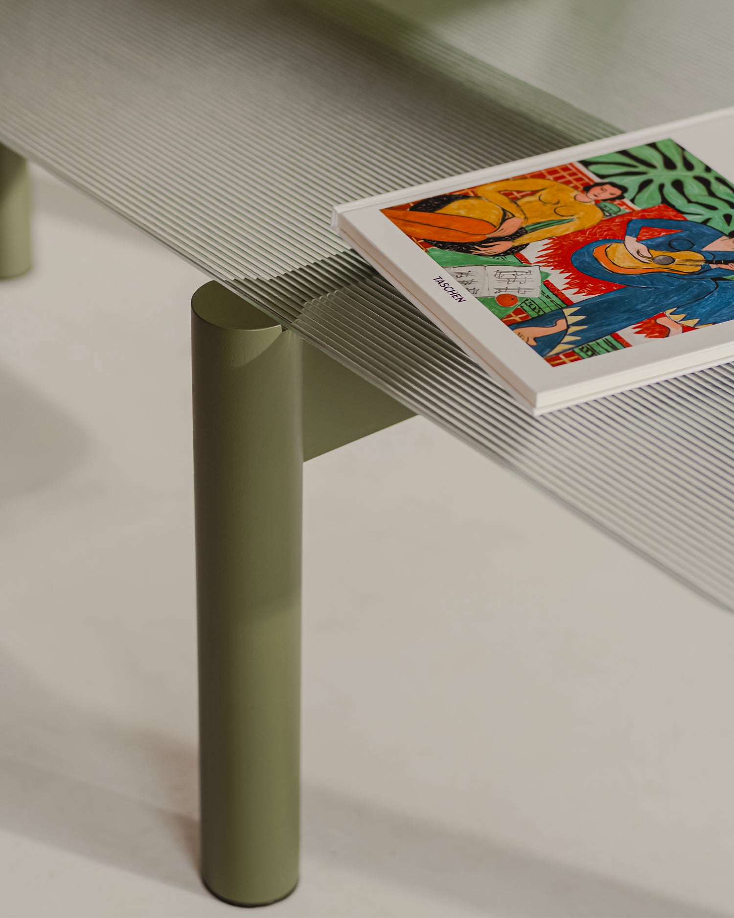 Tavolino da salotto in legno e vetro scanalato Kob, verde oliva