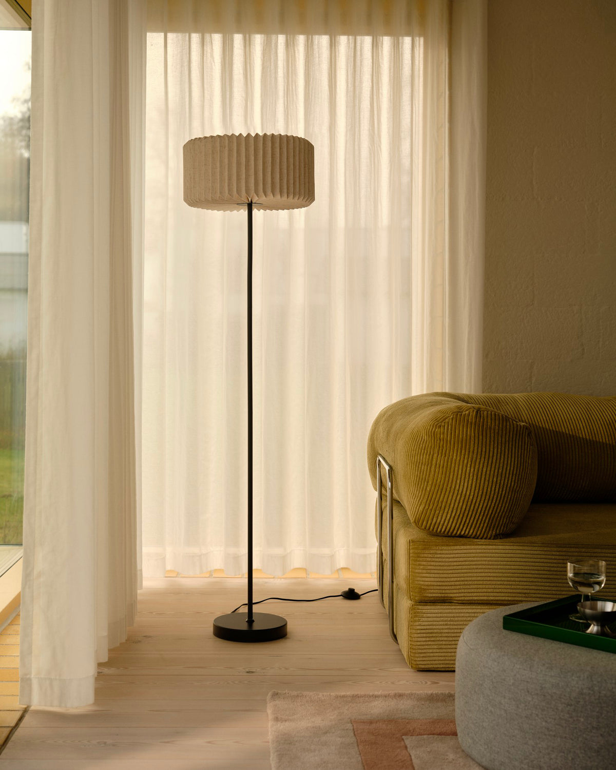 Lampada da terra in tessuto plissettato Vivienne