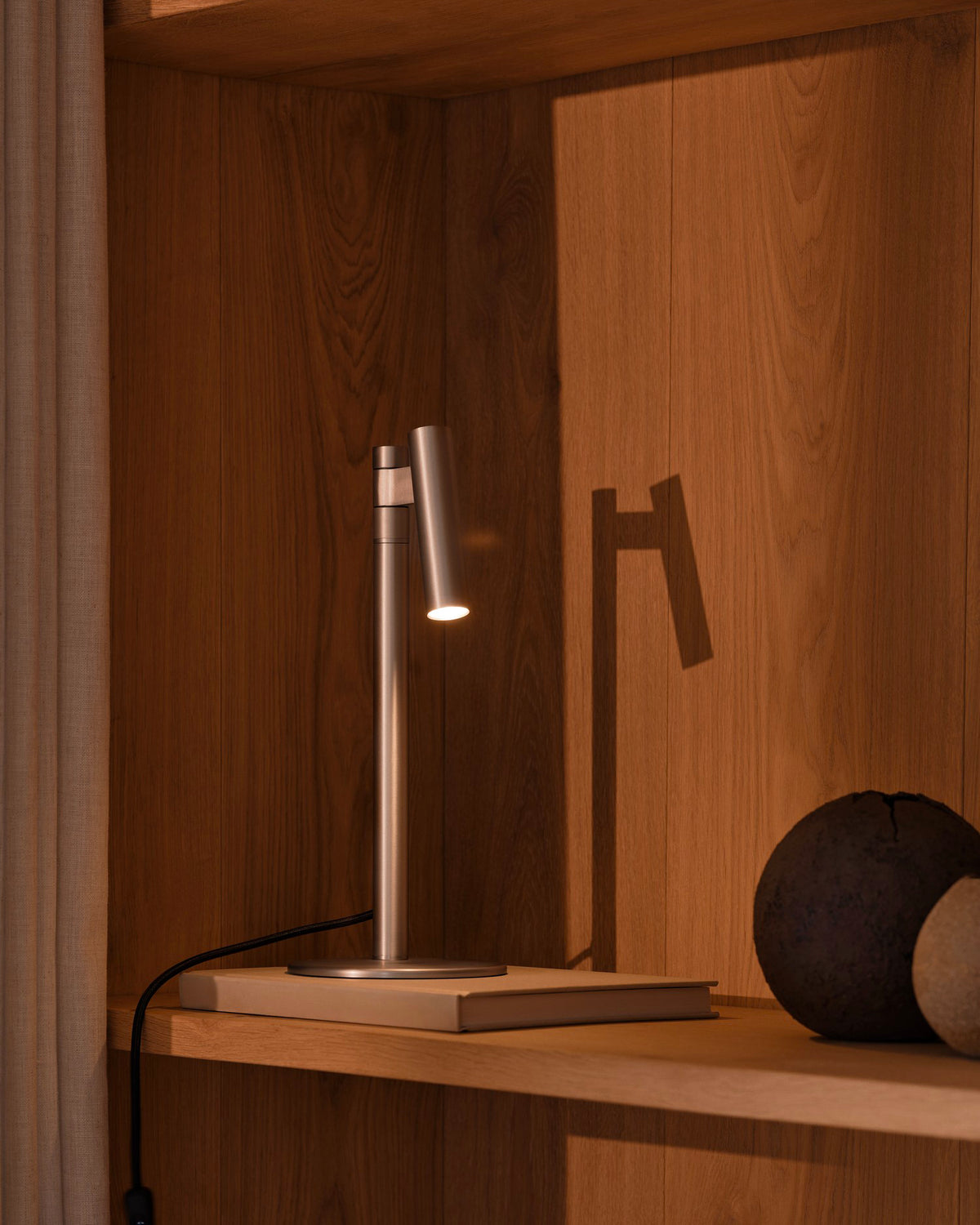 Lampada da tavolo orientabile in alluminio Makoto