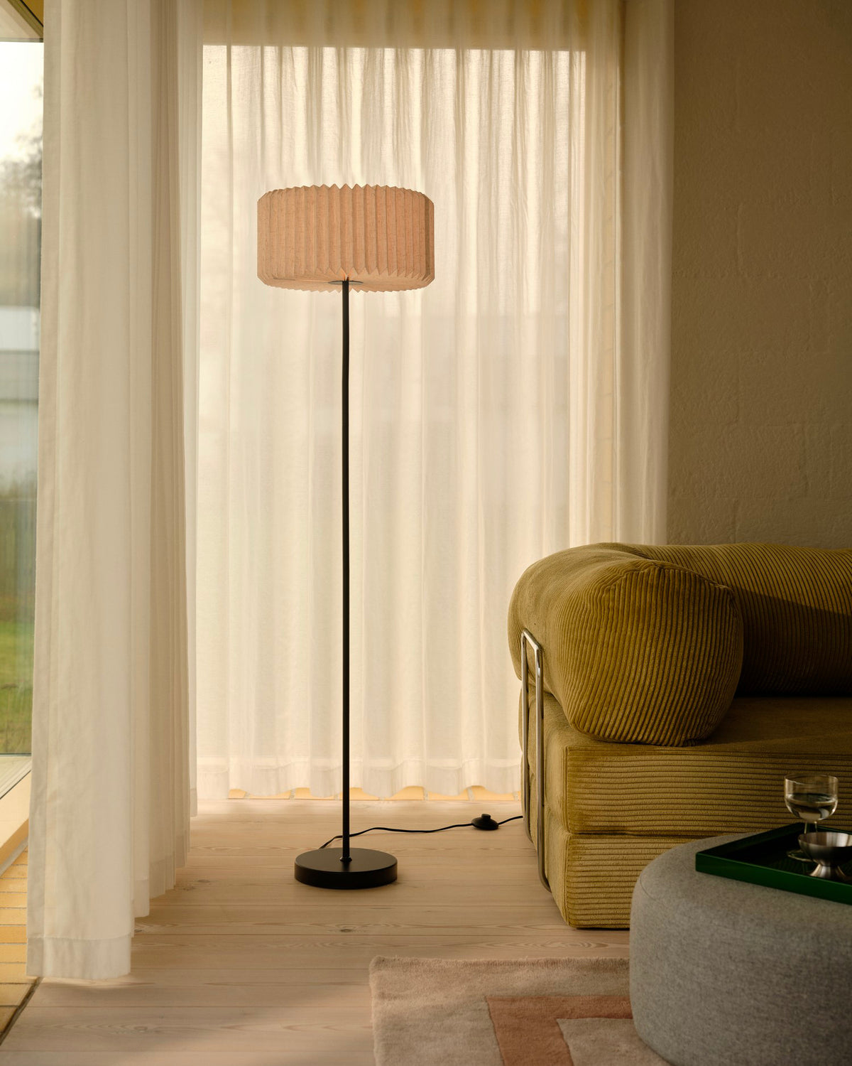 Lampada da terra in tessuto plissettato Vivienne