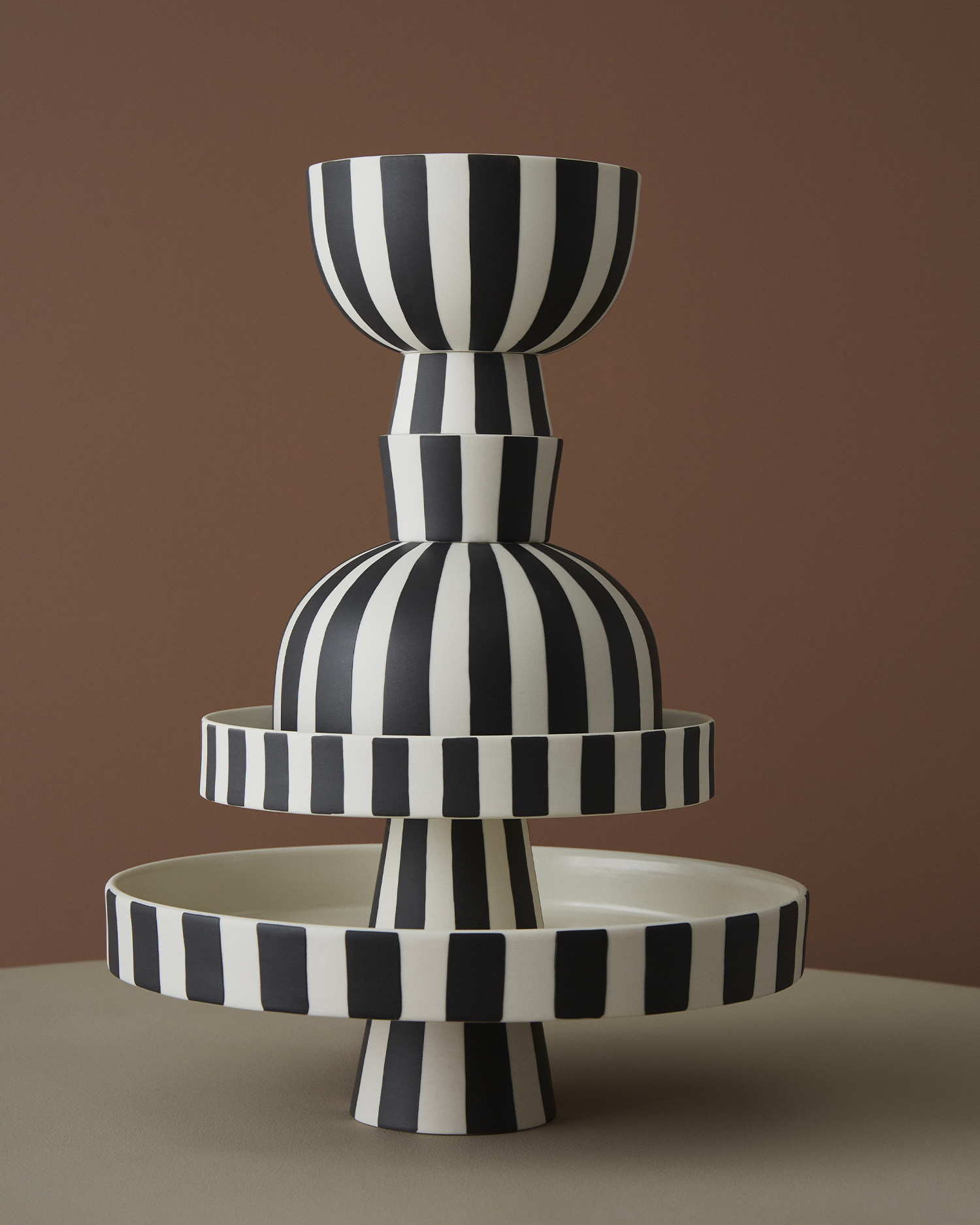 Bowl decorativa in ceramica fatta a mano con strisce nere Toppu
