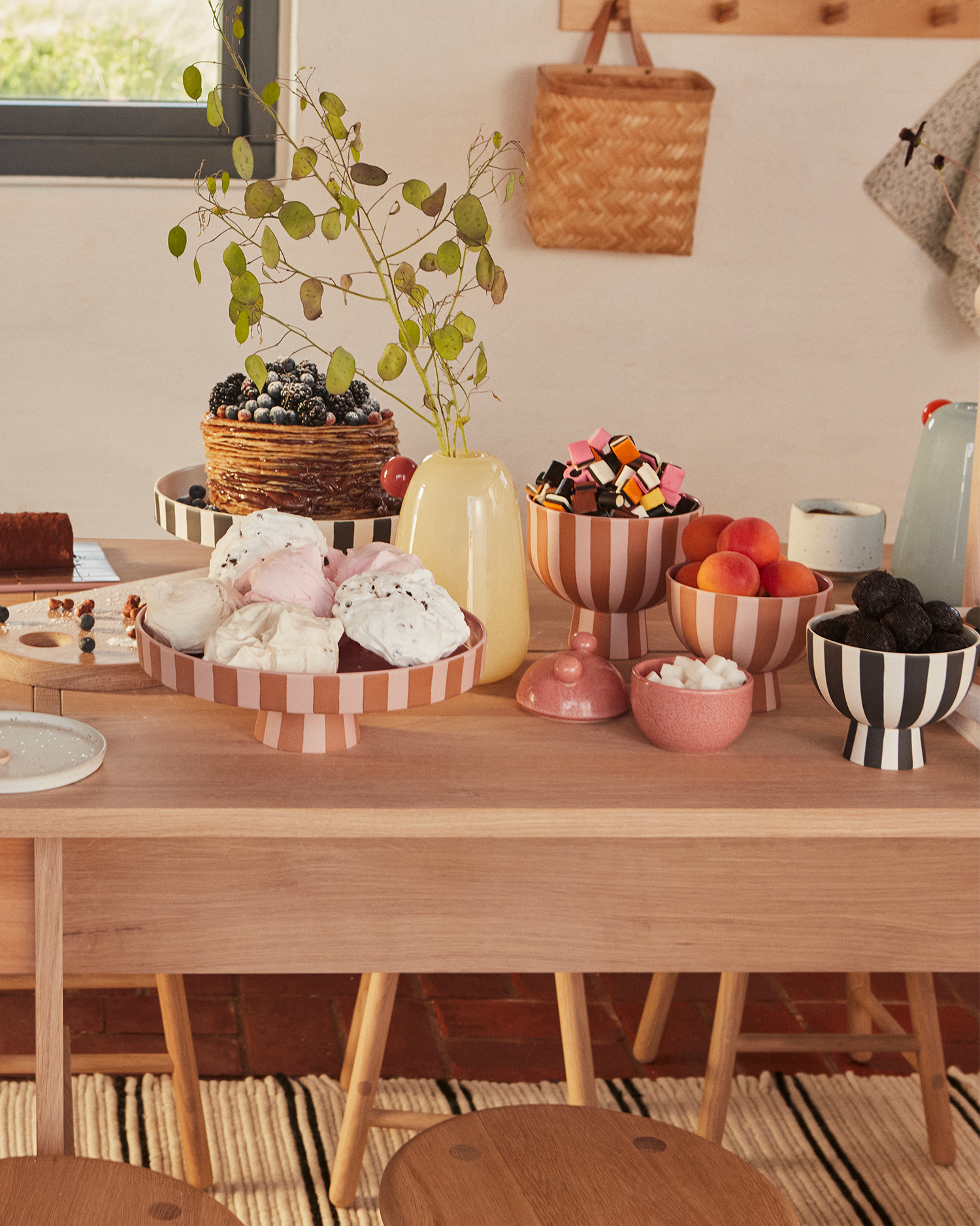 Bowl decorativa in ceramica fatta a mano con strisce nere Toppu