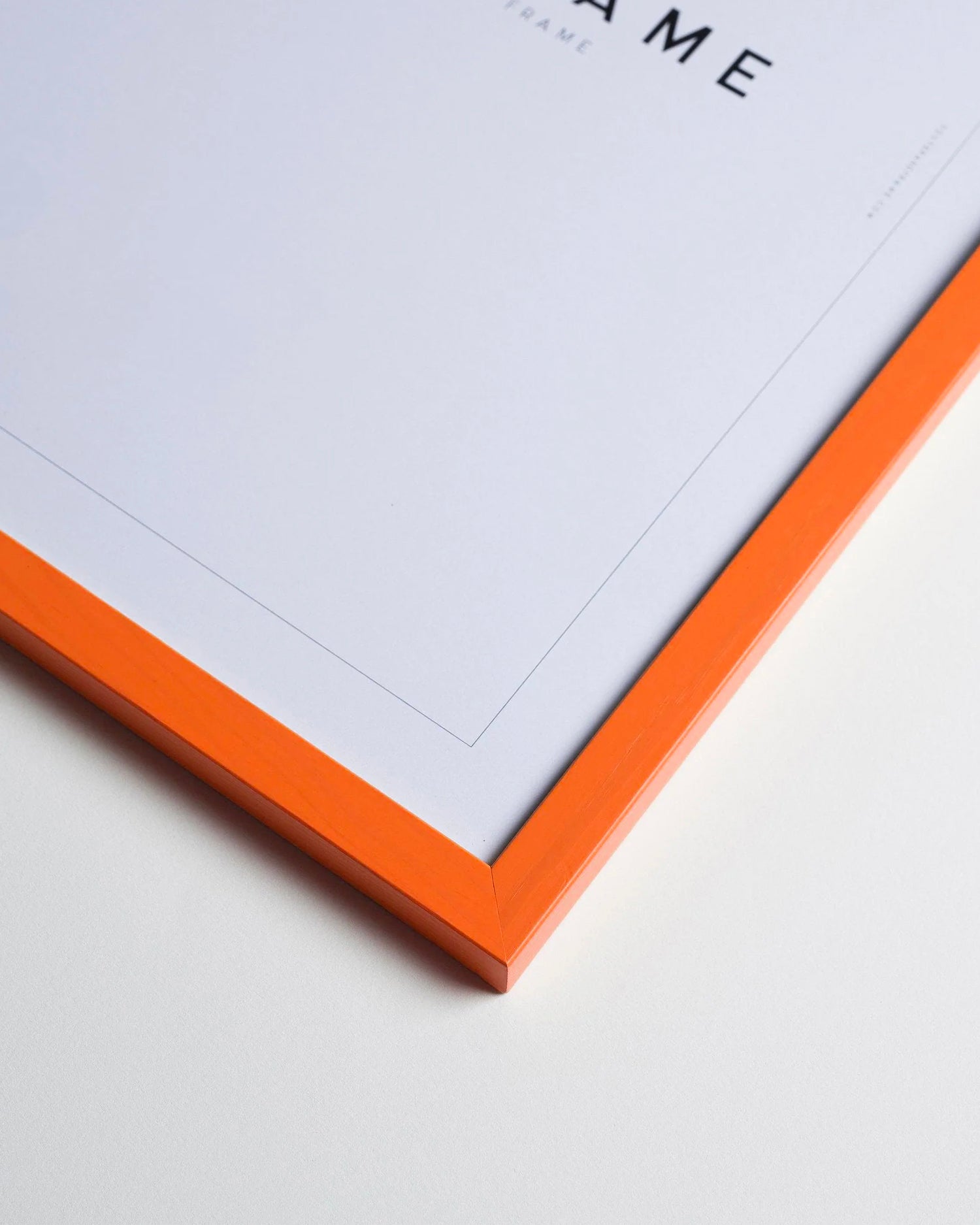 Cornice fatta a mano in legno arancione