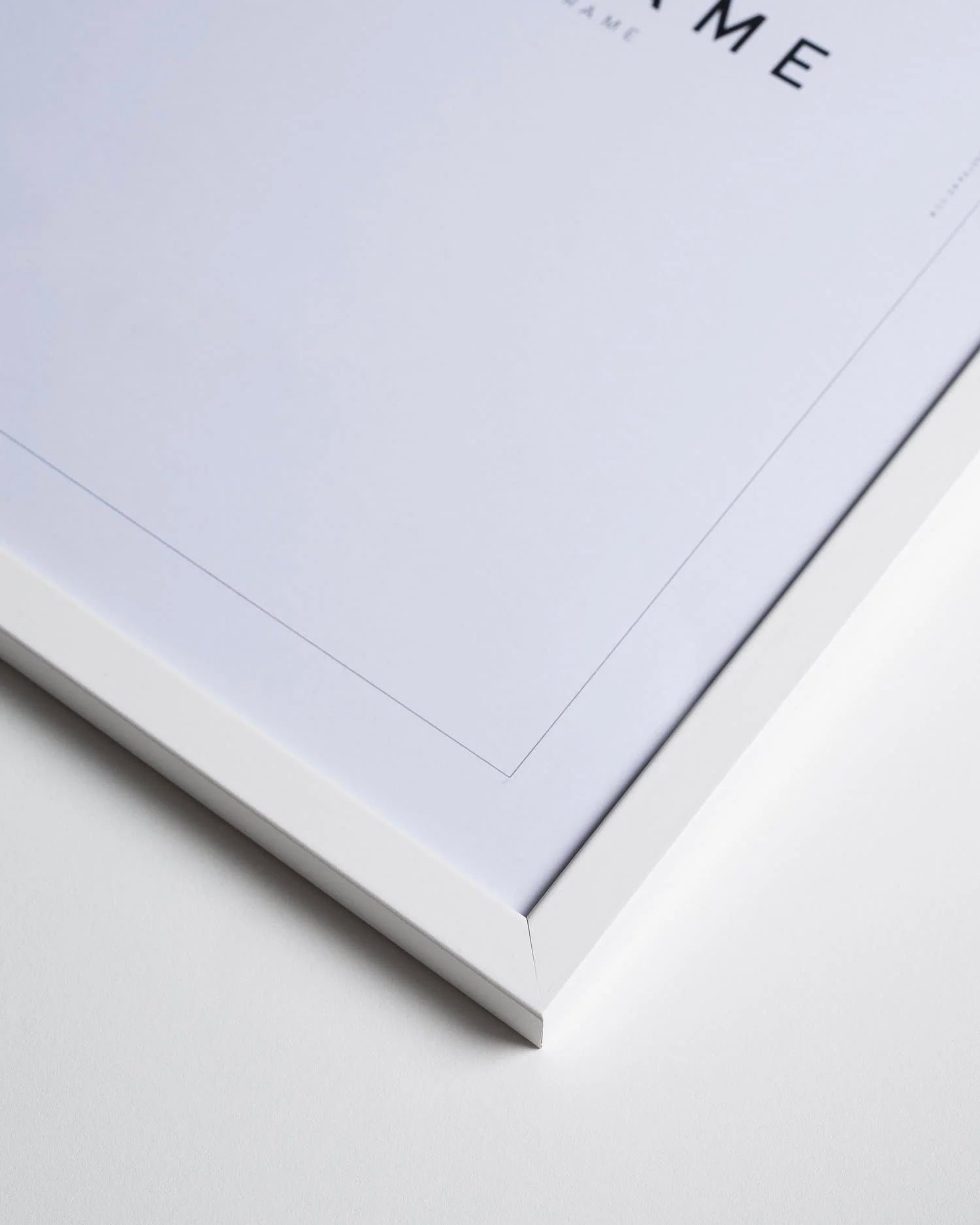 Cornice fatta a mano in legno bianco