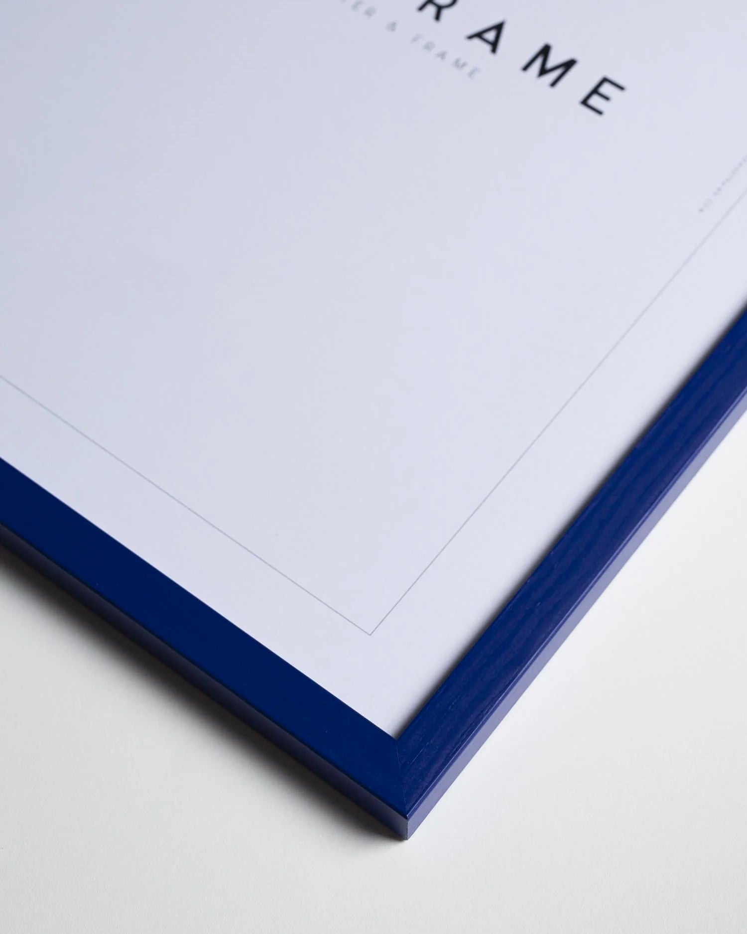 Cornice fatta a mano in legno blu