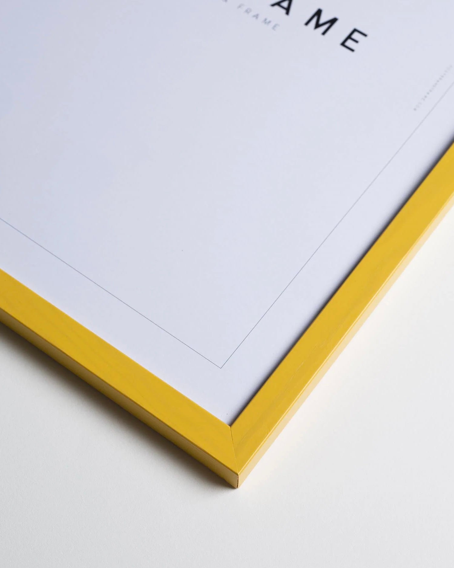 Cornice fatta a mano in legno giallo