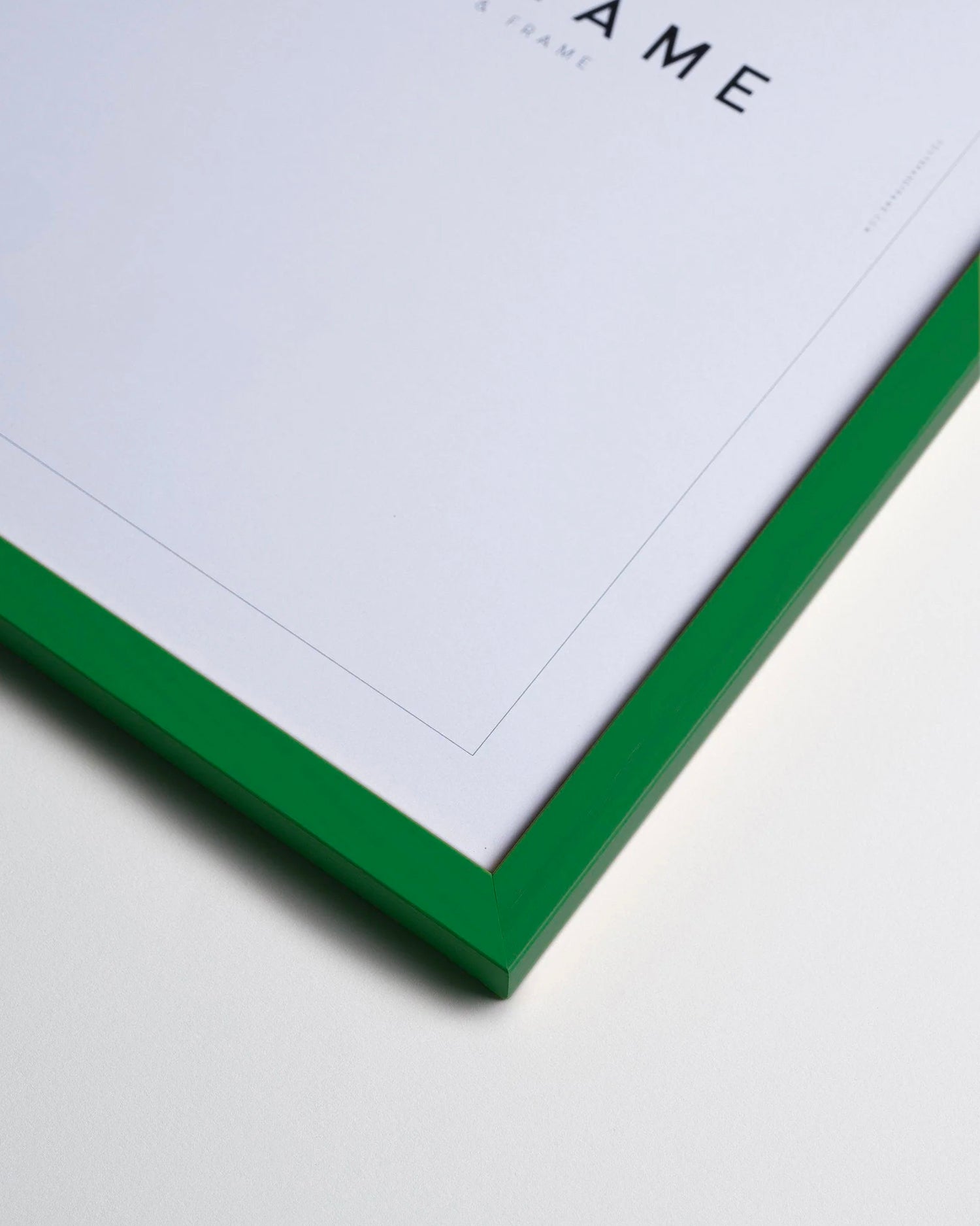 Cornice fatta a mano in legno verde