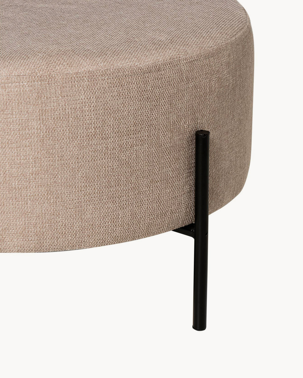 Pouf imbottito con gambe in metallo Camilo - Tessuto