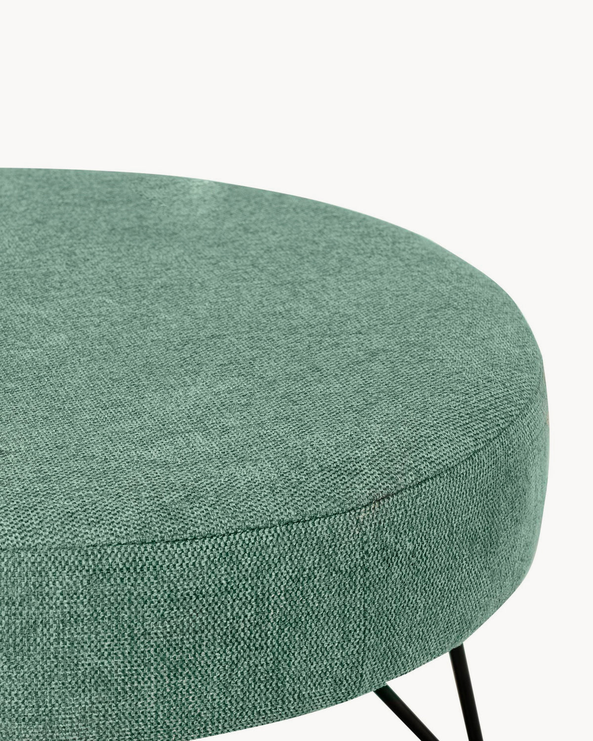 Pouf rotondo imbottito con gambe in metallo Aron - Tessuto