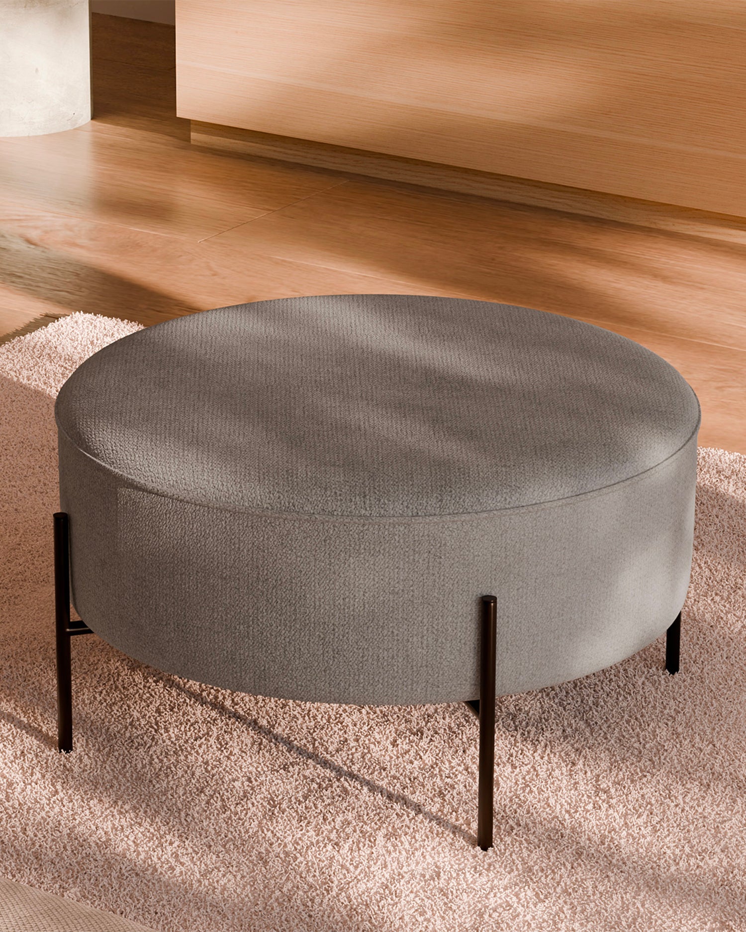 Pouf imbottito con gambe in metallo Camilo