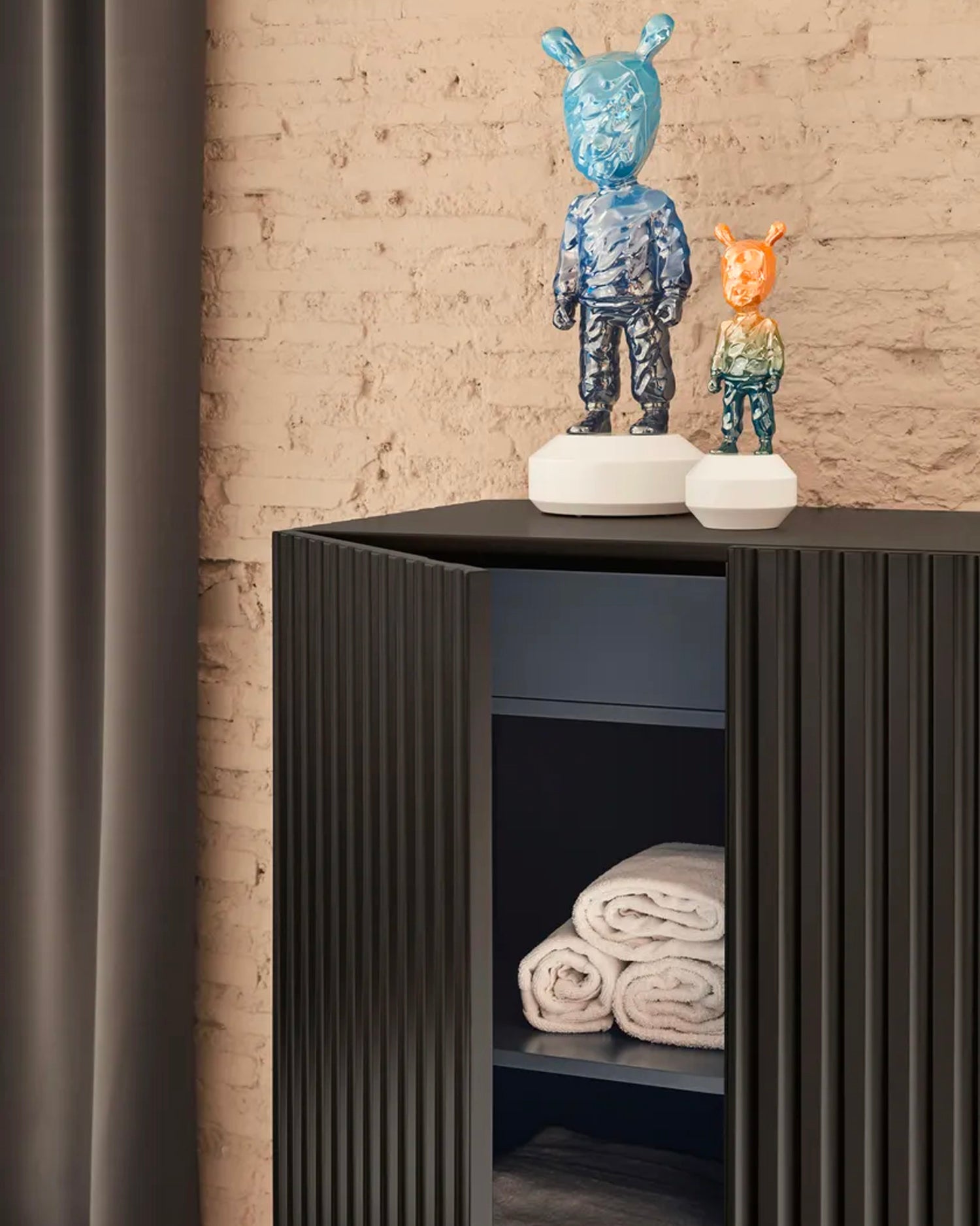 Credenza alta con ante scanalate Doric