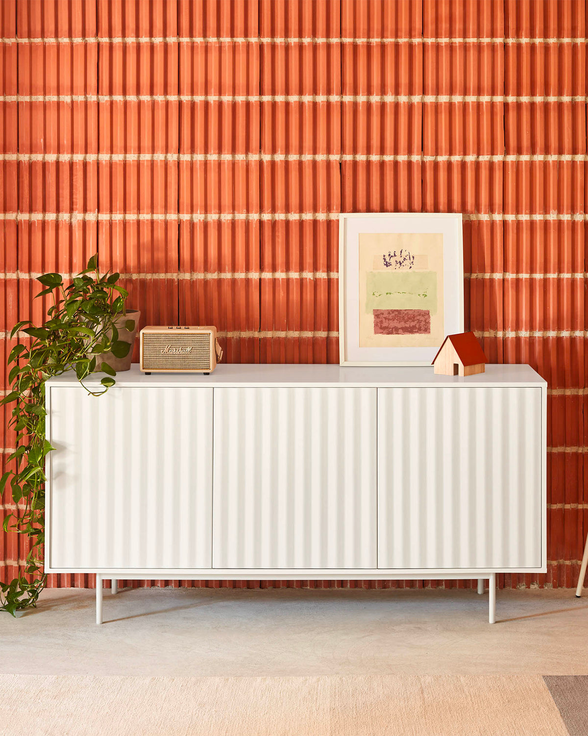Credenza con frontali a rilievo Sierra