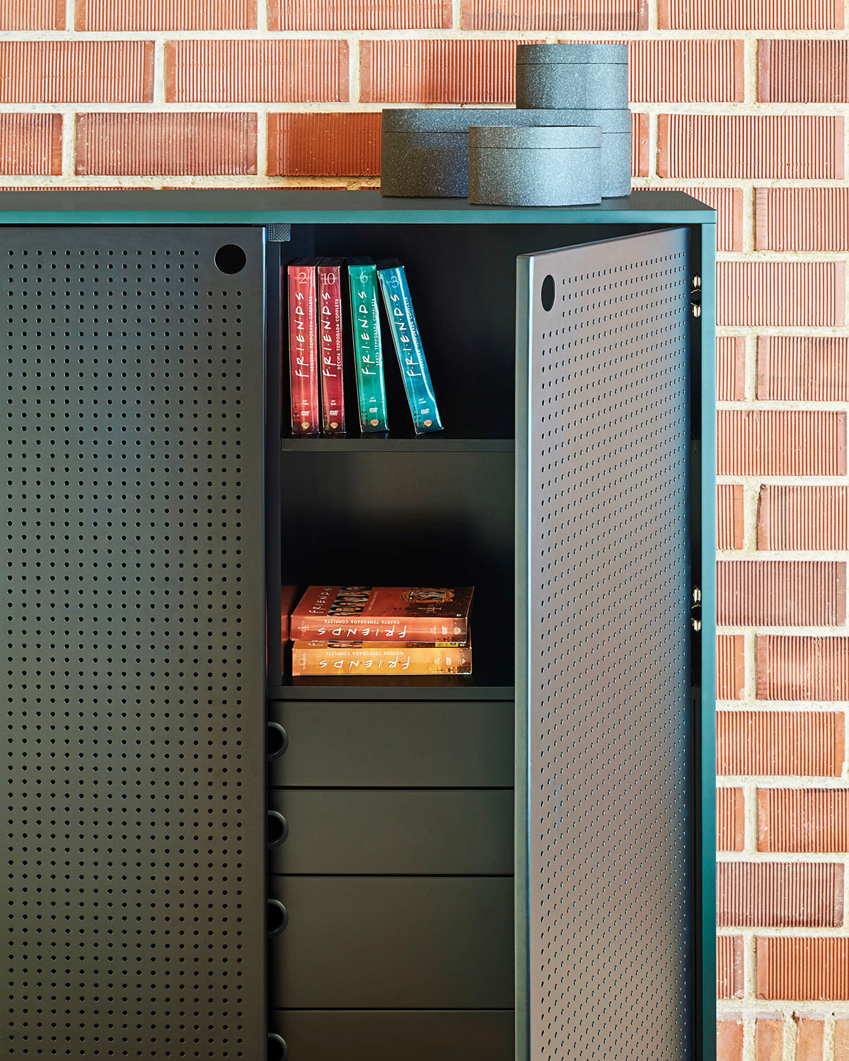 Credenza alta con ante in metallo forato Punto