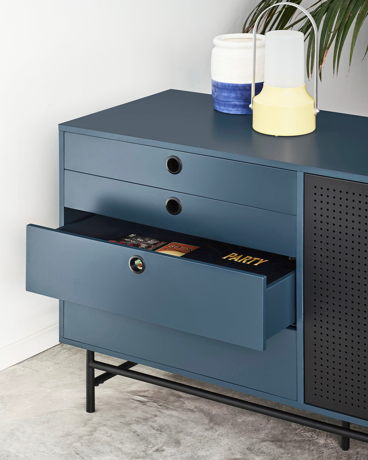 Credenza con ante in metallo forato Punto