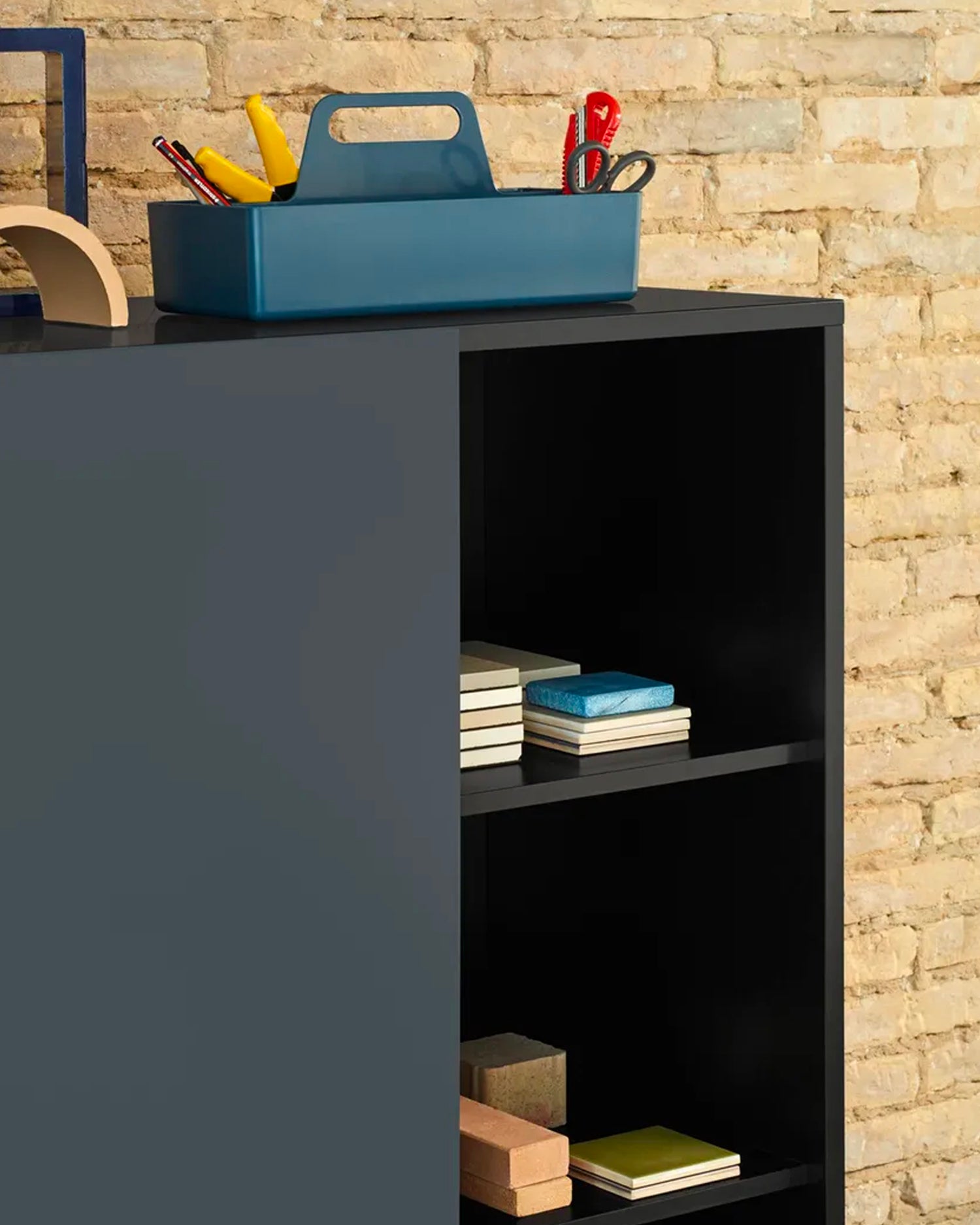 Credenza alta con anta scorrevole Nube