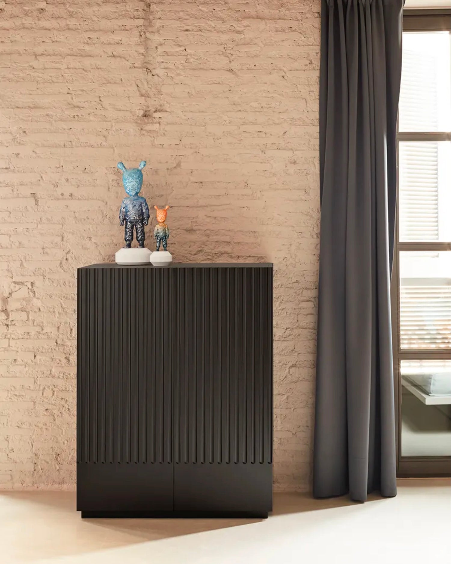 Credenza alta con ante scanalate Doric