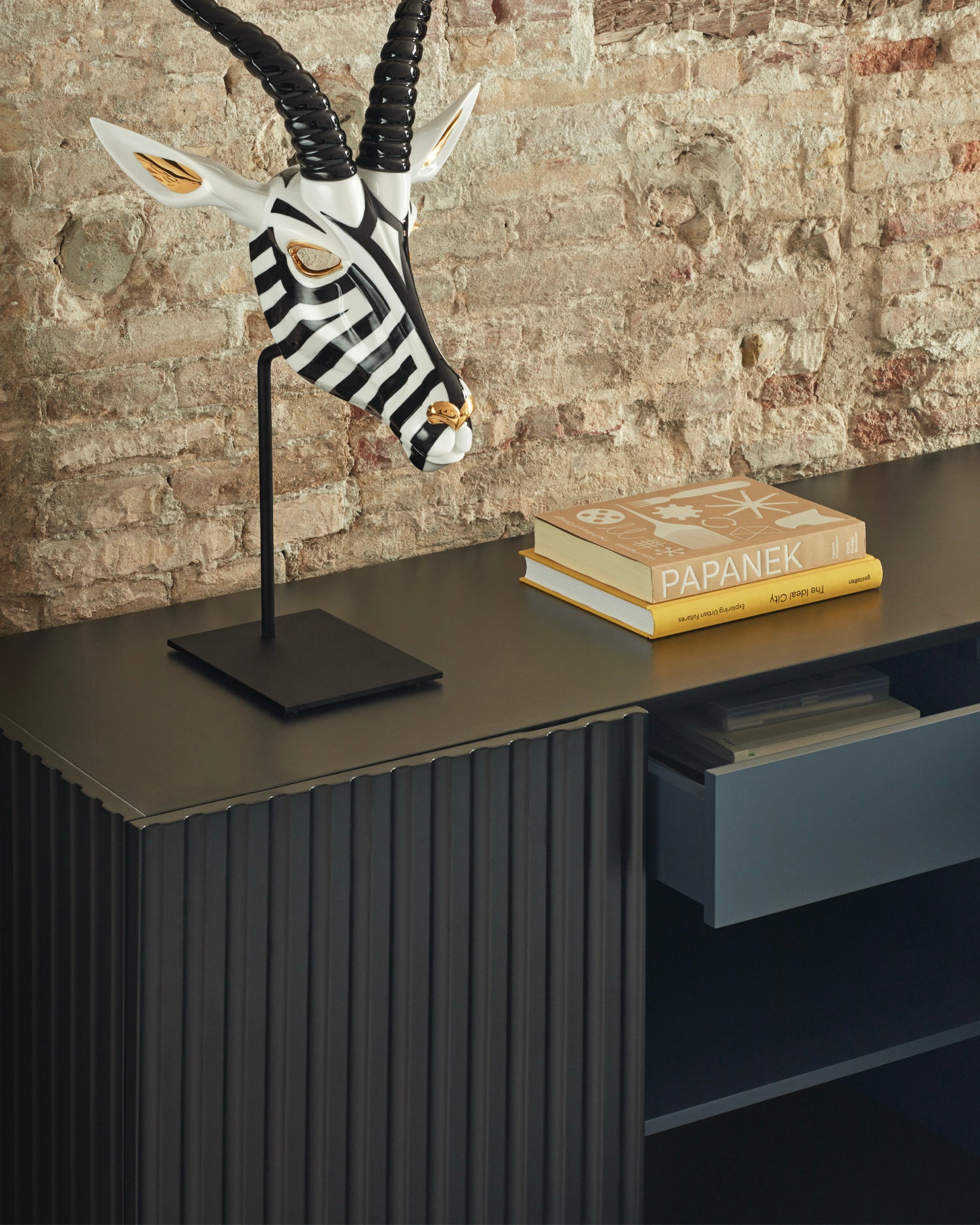 Credenza con ante scanalate Doric