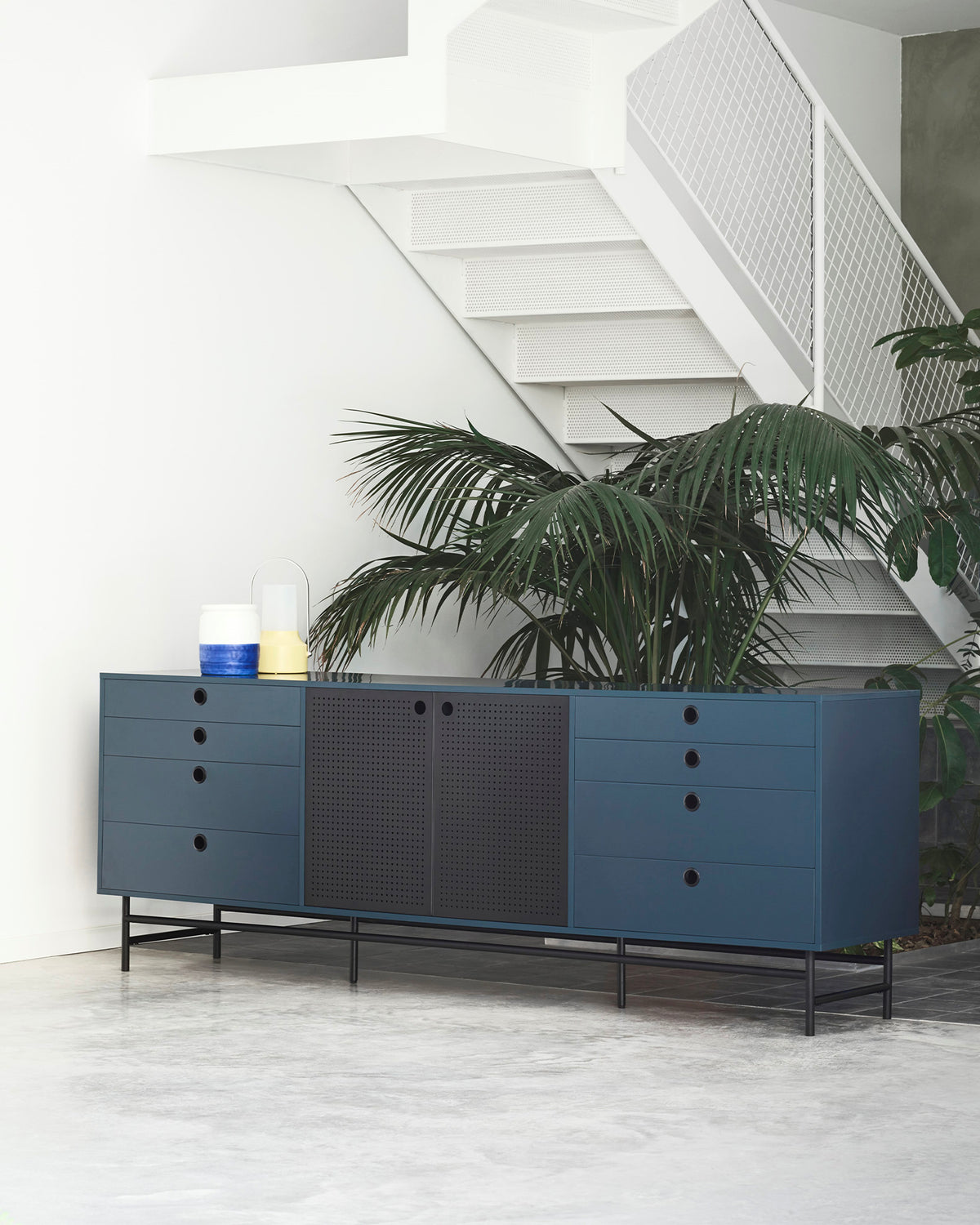 Credenza grande con ante in metallo forato Punto