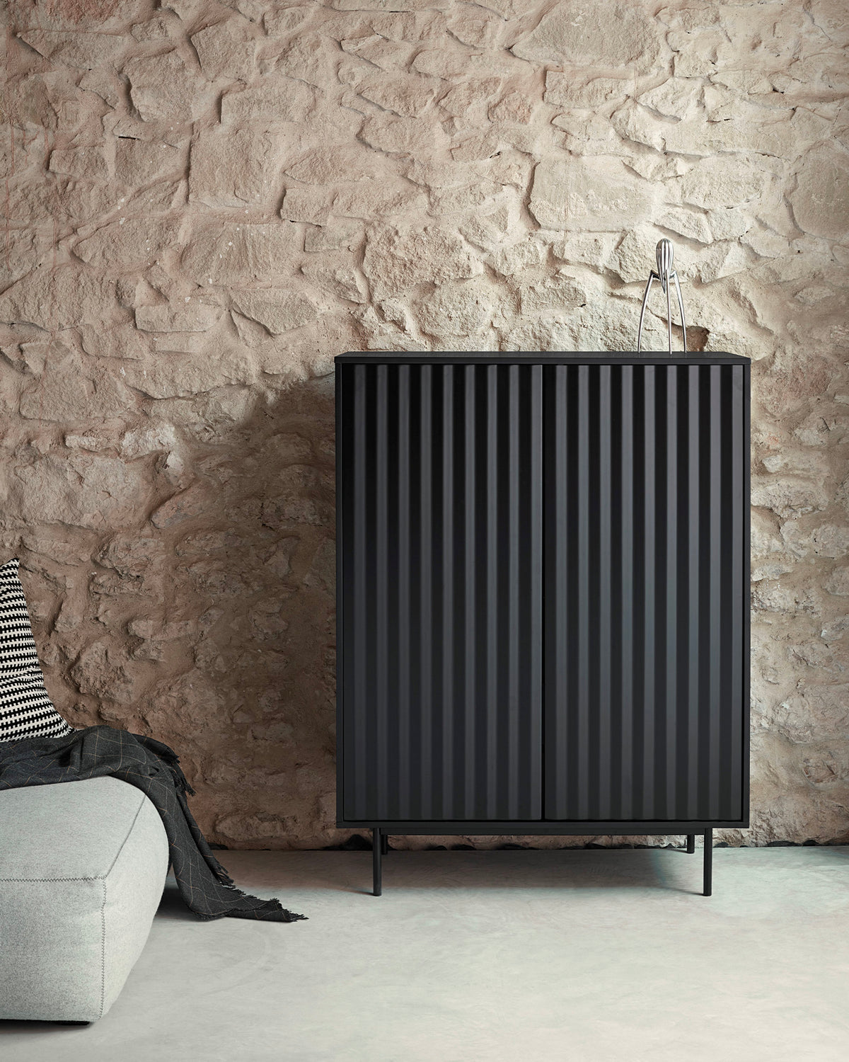 Credenza alta con frontali a rilievo Sierra