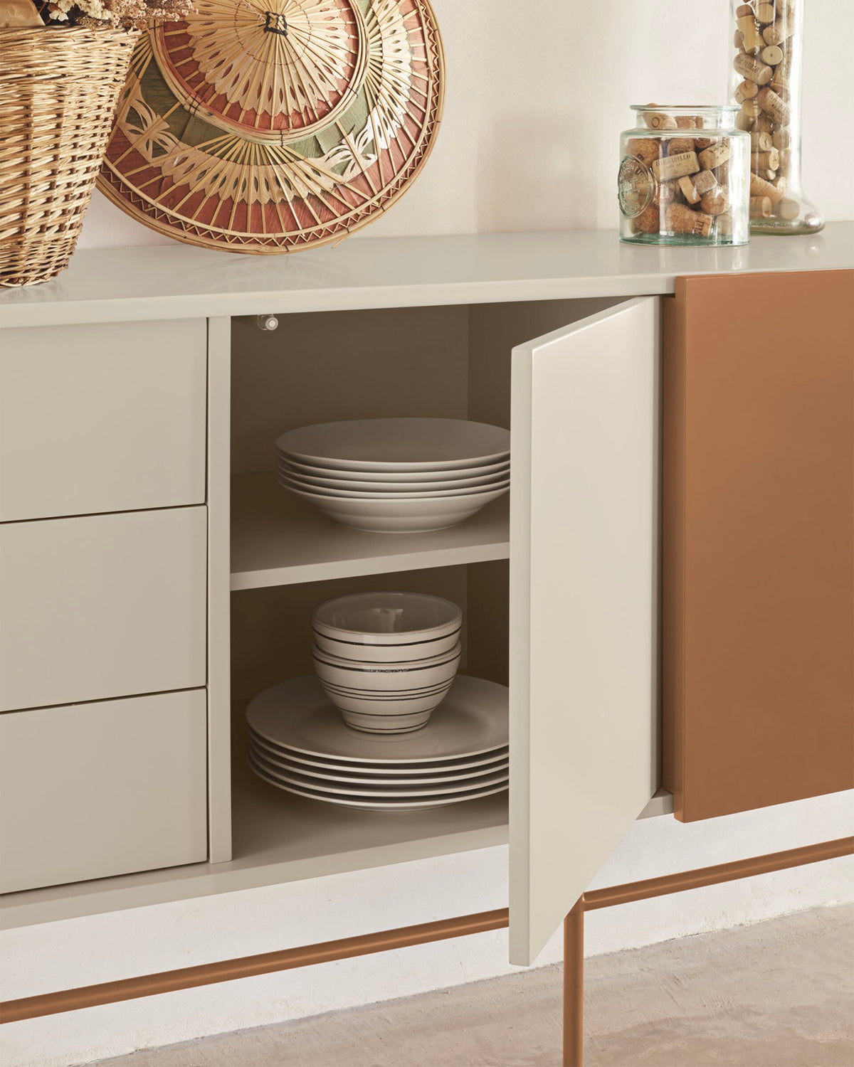 Credenza grande con anta scorrevole Nube