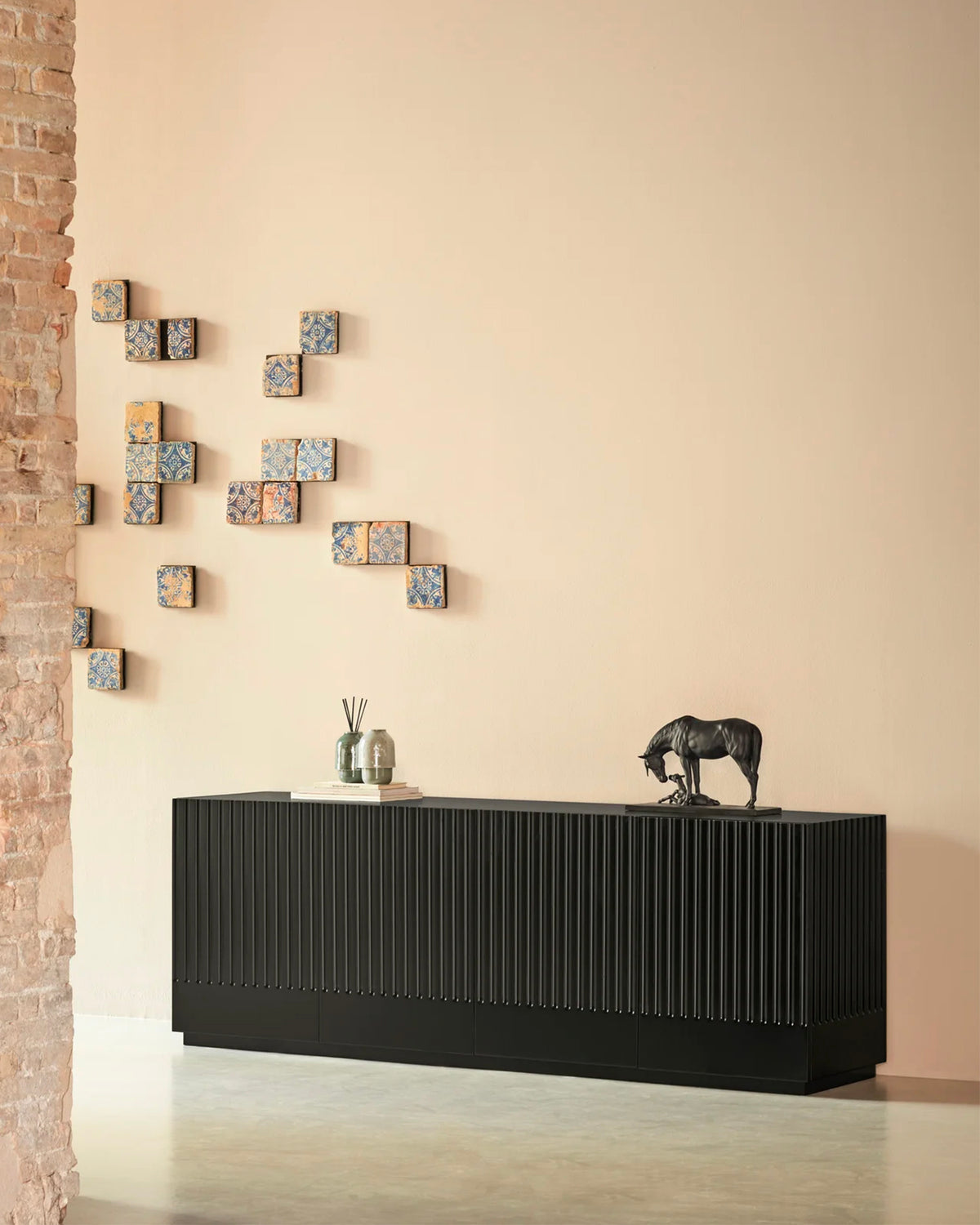 Credenza grande con ante scanalate Doric