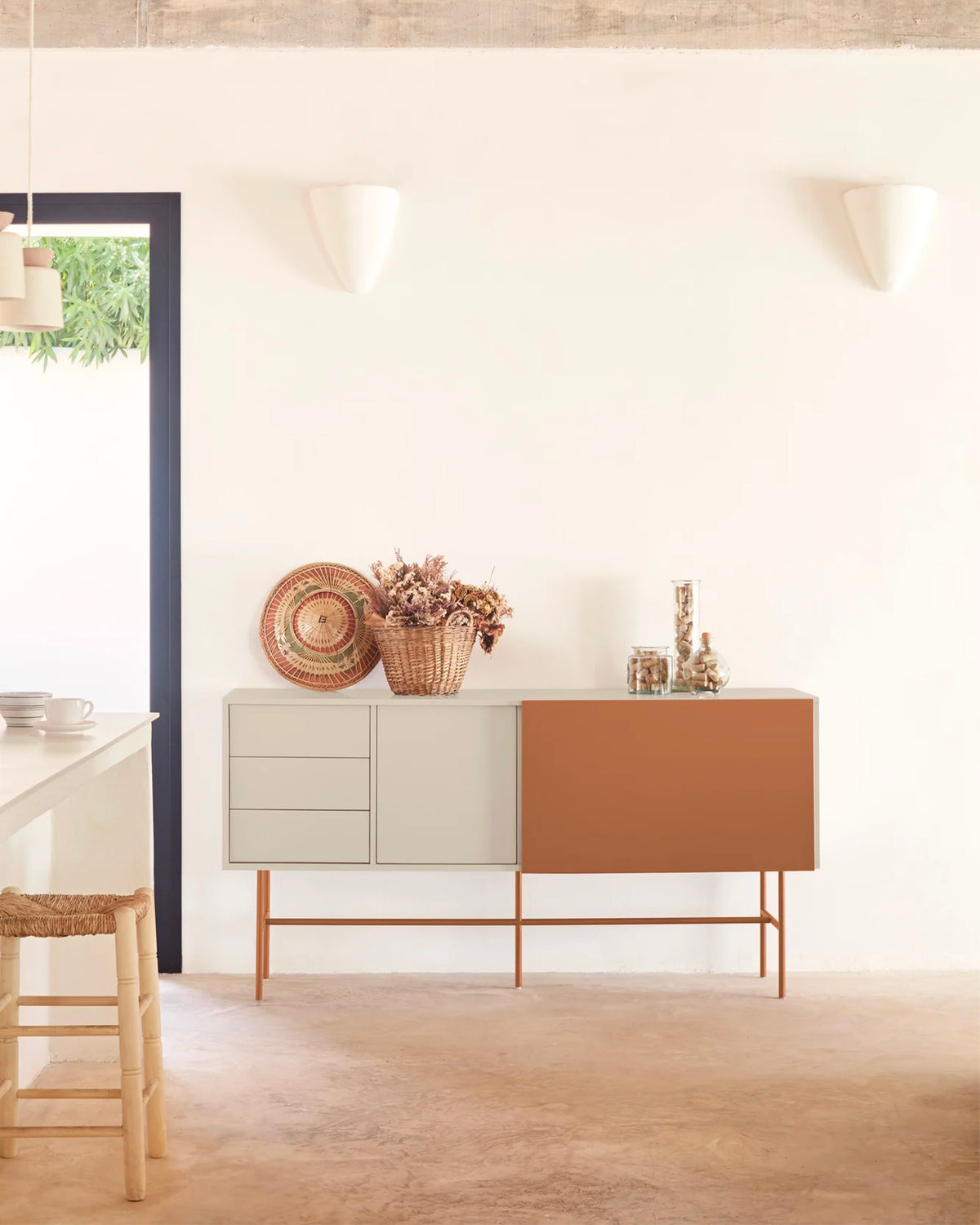 Credenza grande con anta scorrevole Nube