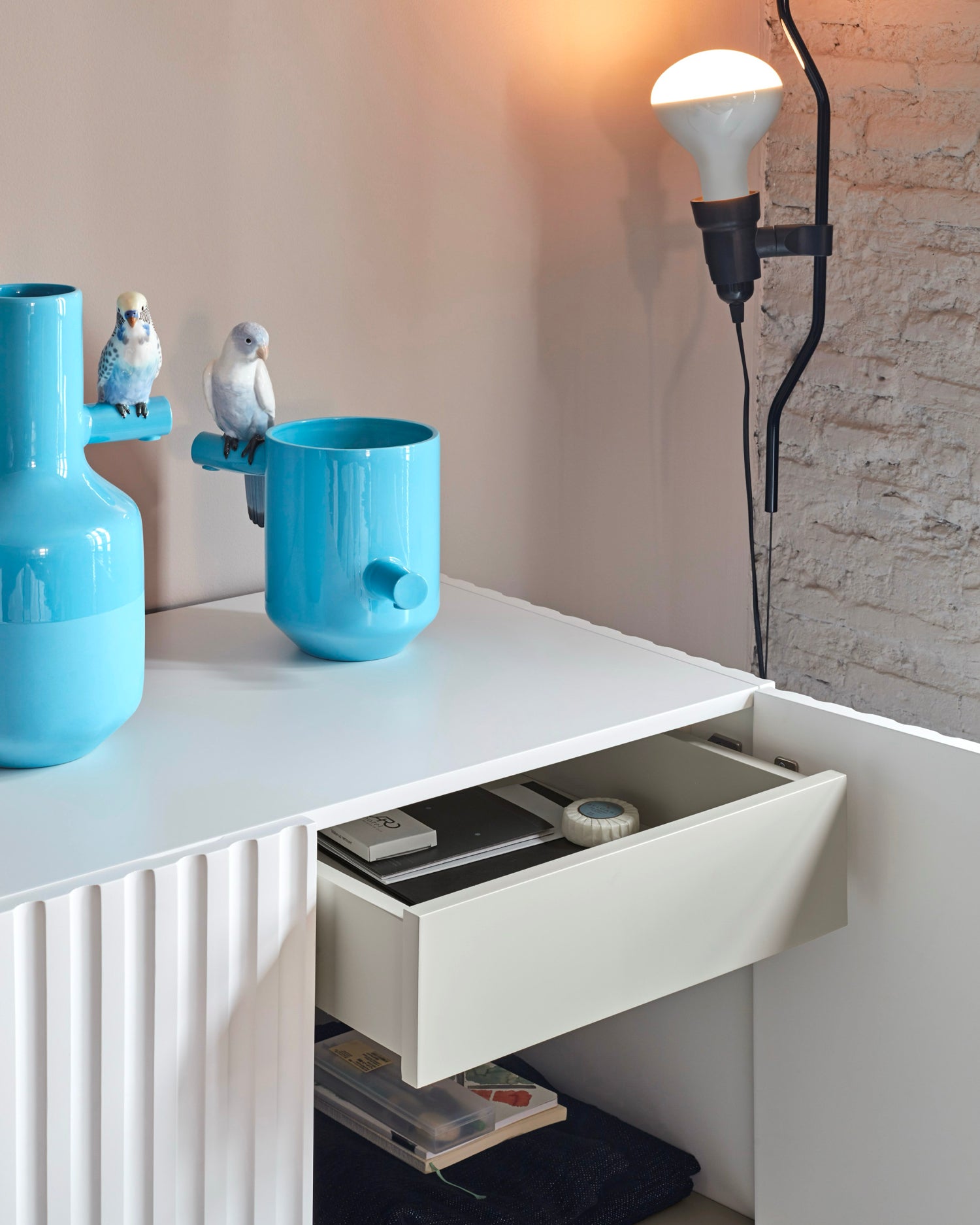 Credenza alta con ante scanalate Doric
