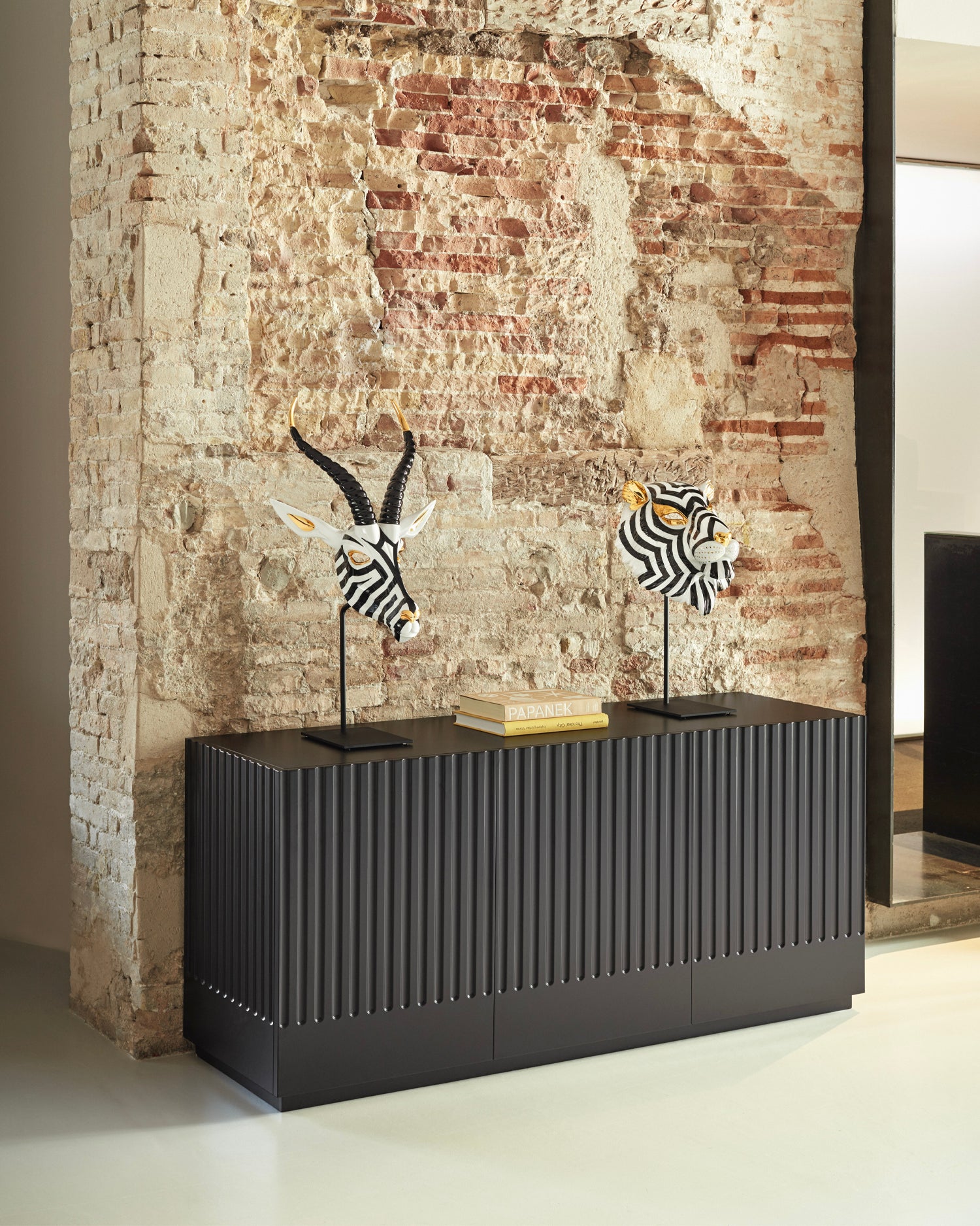 Credenza con ante scanalate Doric