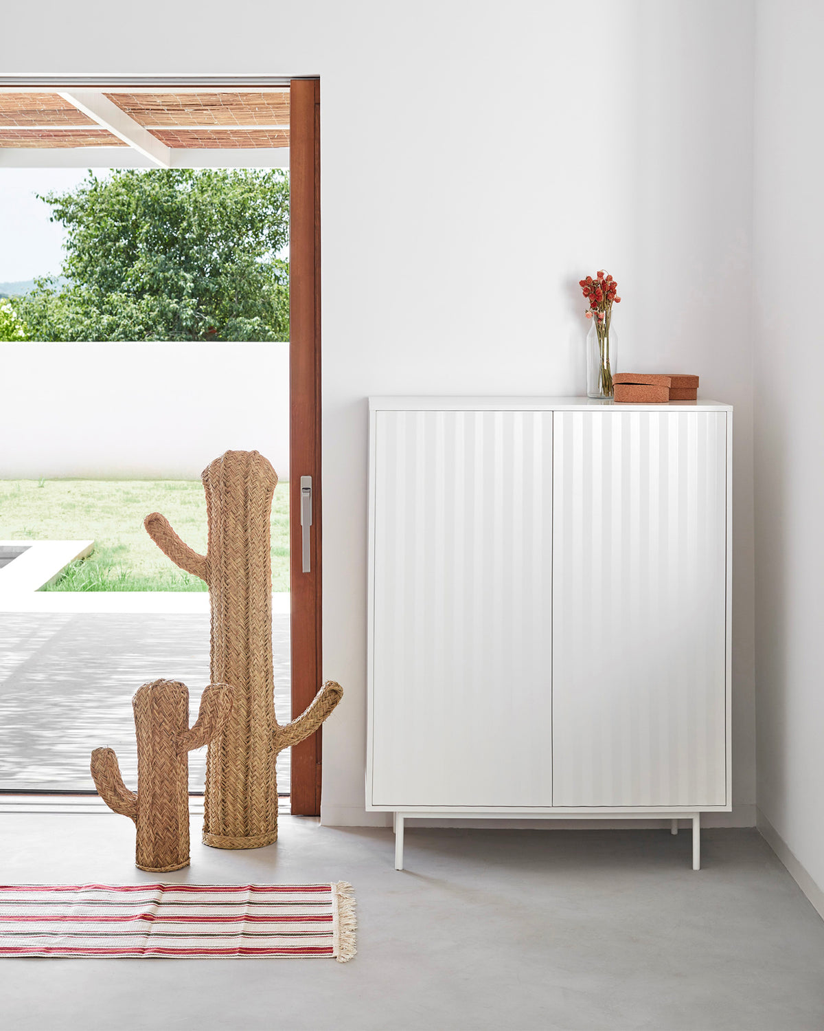 Credenza alta con frontali a rilievo Sierra
