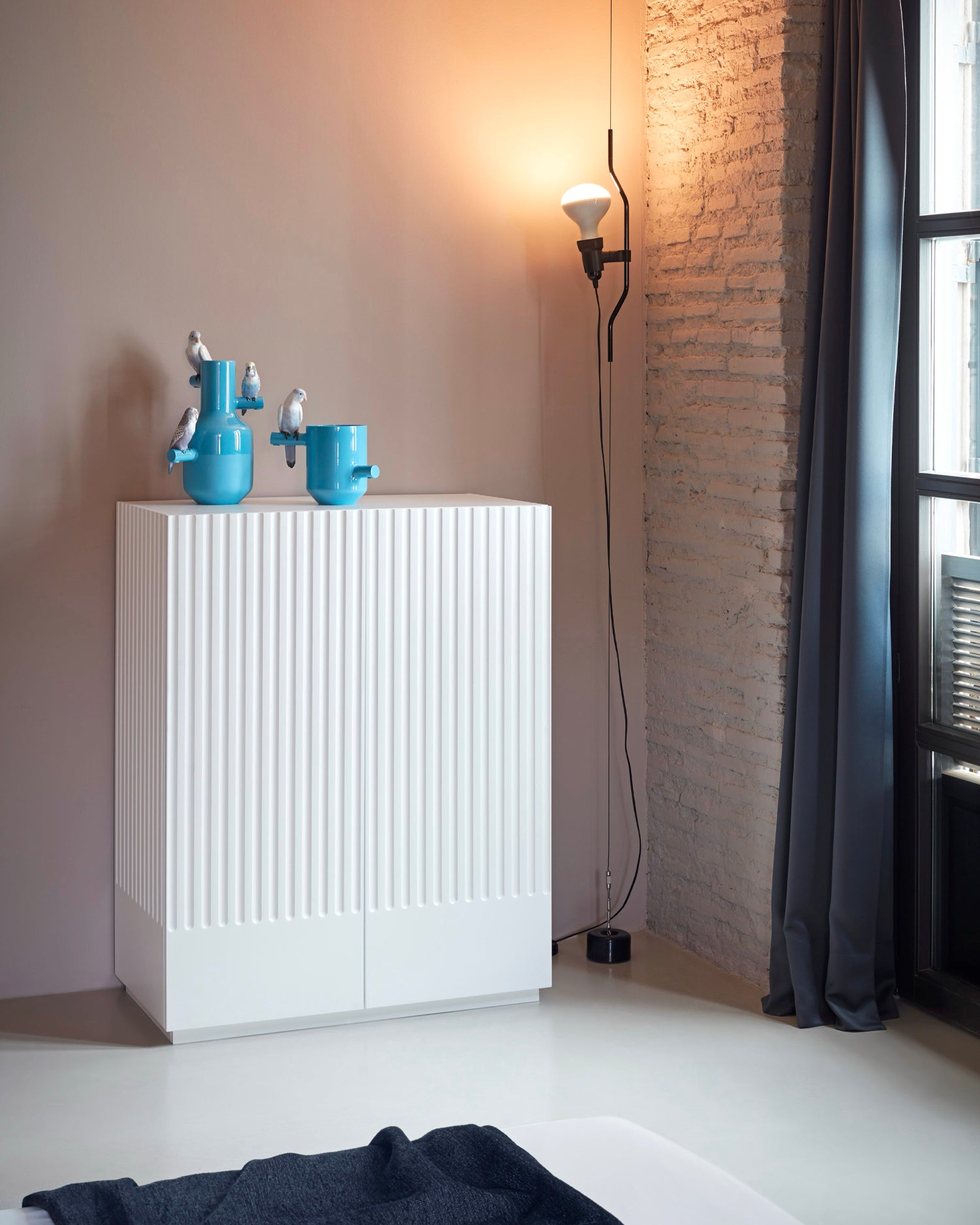 Credenza alta con ante scanalate Doric