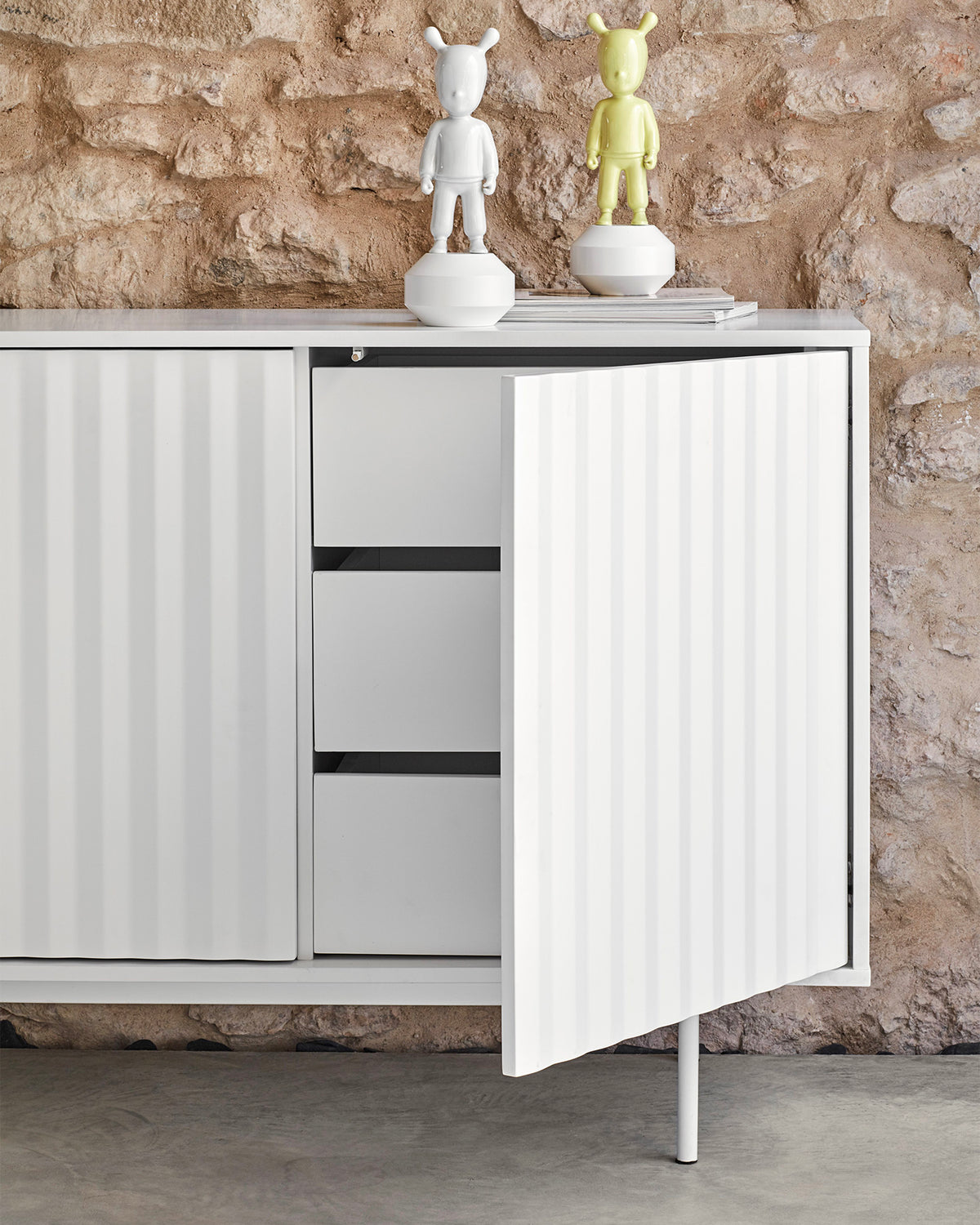 Credenza grande con frontali a rilievo Sierra