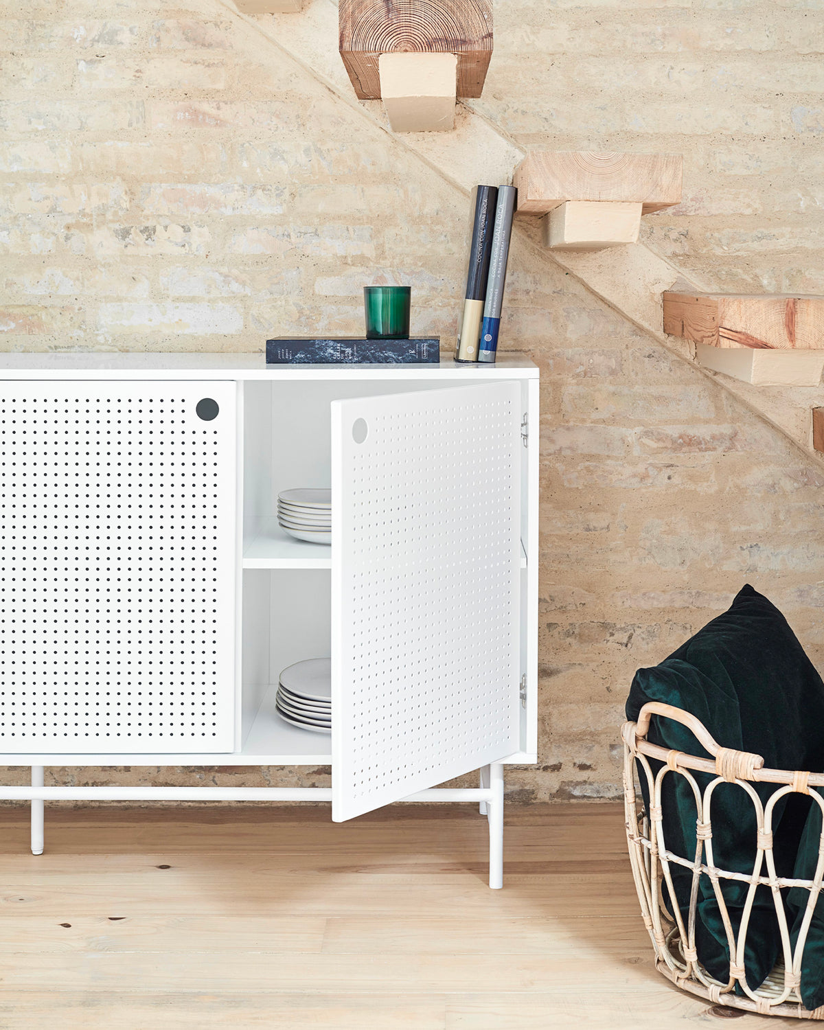 Credenza con ante in metallo forato Punto