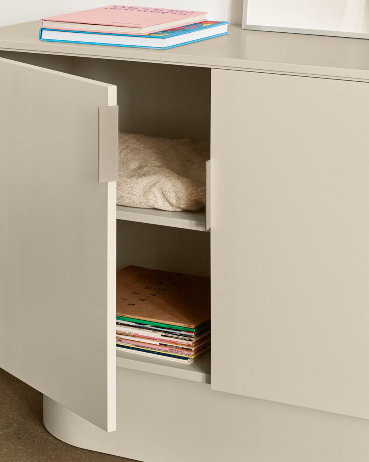 Credenza piccola laccata Totem