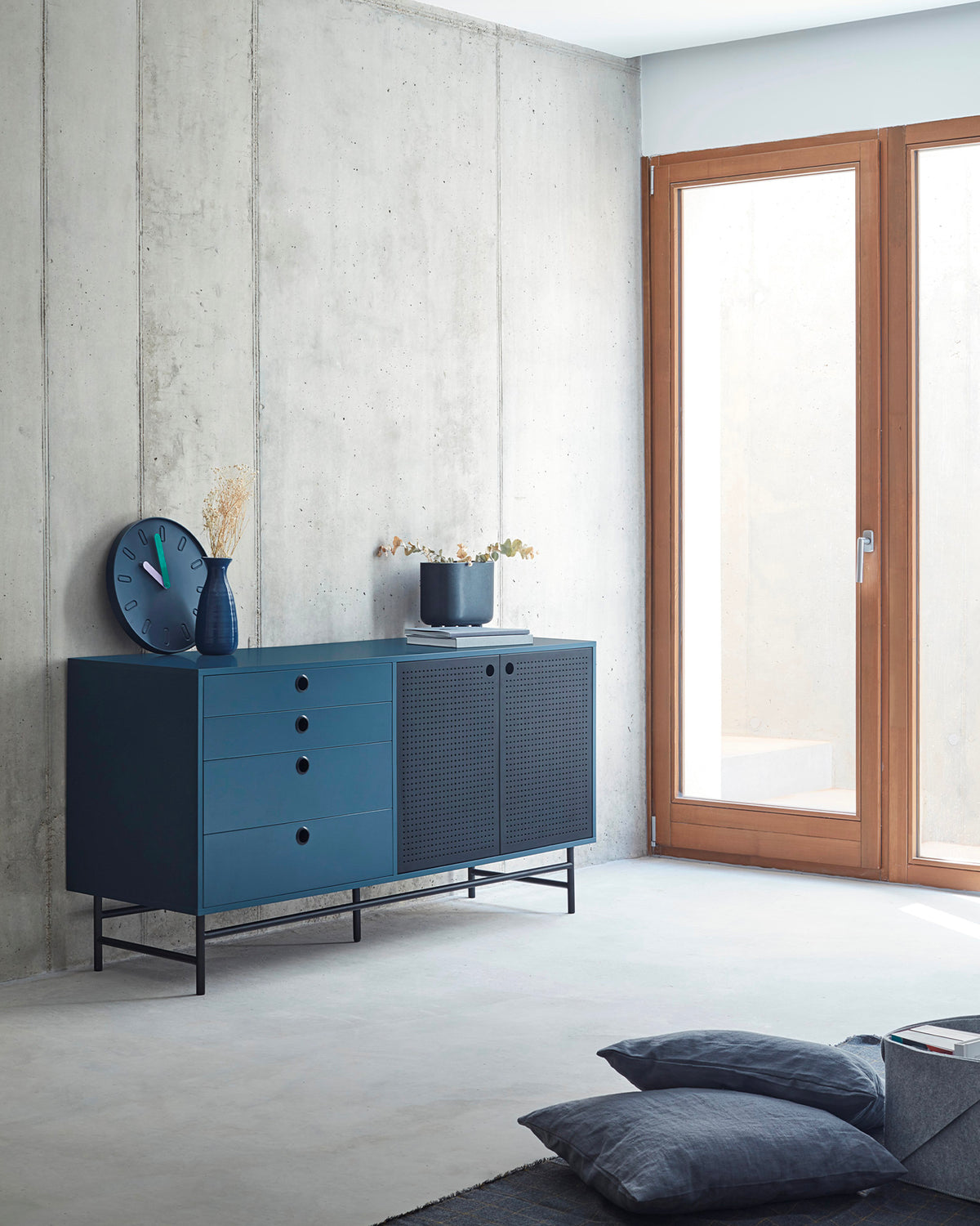 Credenza con ante in metallo forato Punto