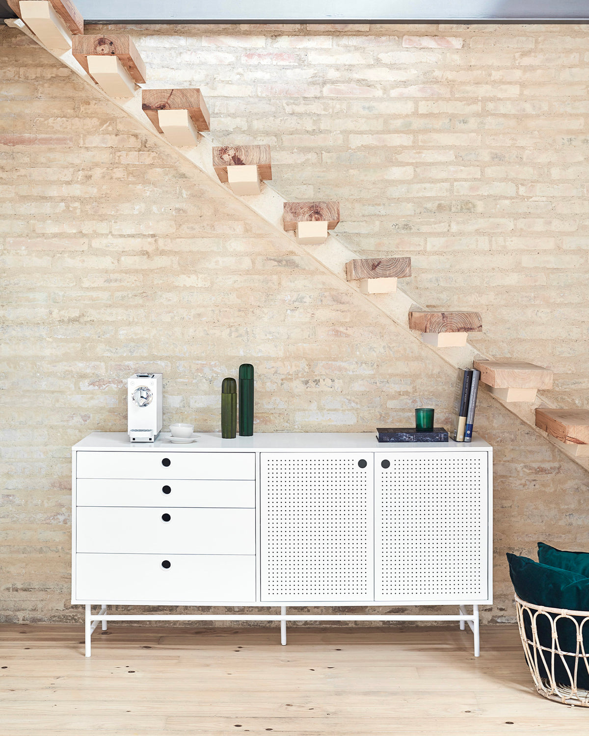 Credenza con ante in metallo forato Punto