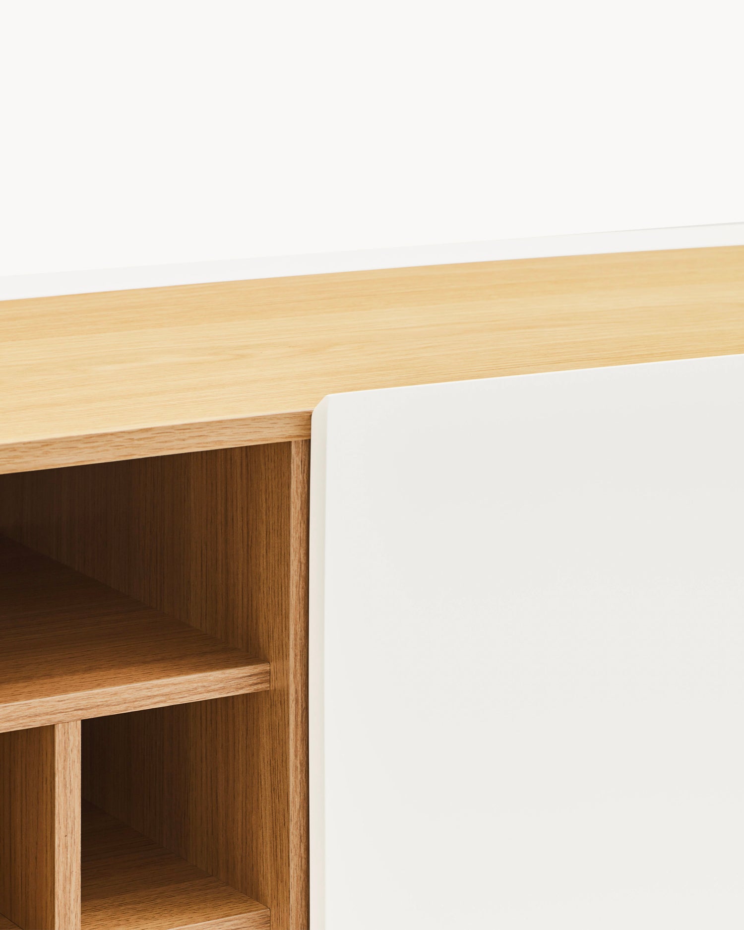 Credenza alta con piano in rovere Arista