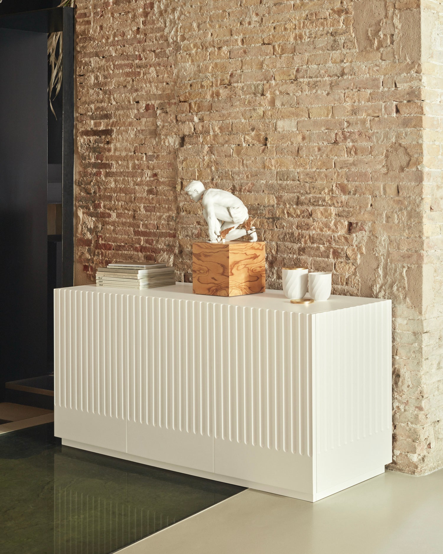 Credenza con ante scanalate Doric