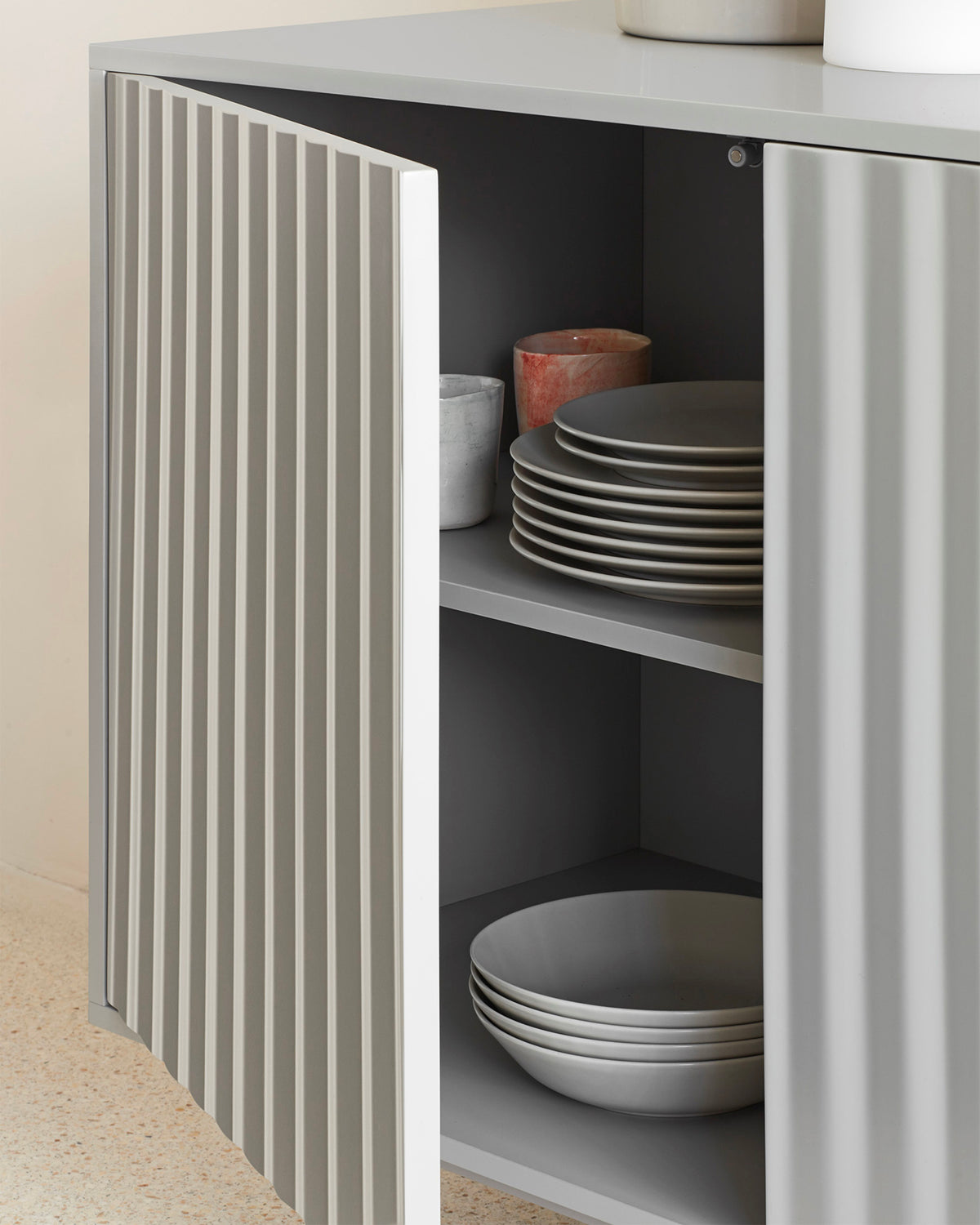 Credenza con frontali a rilievo Sierra