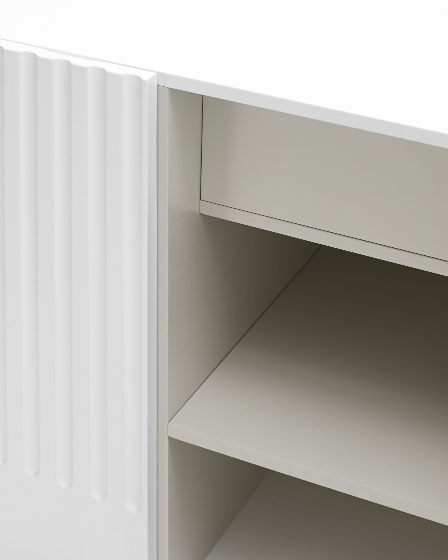Credenza con ante scanalate Doric